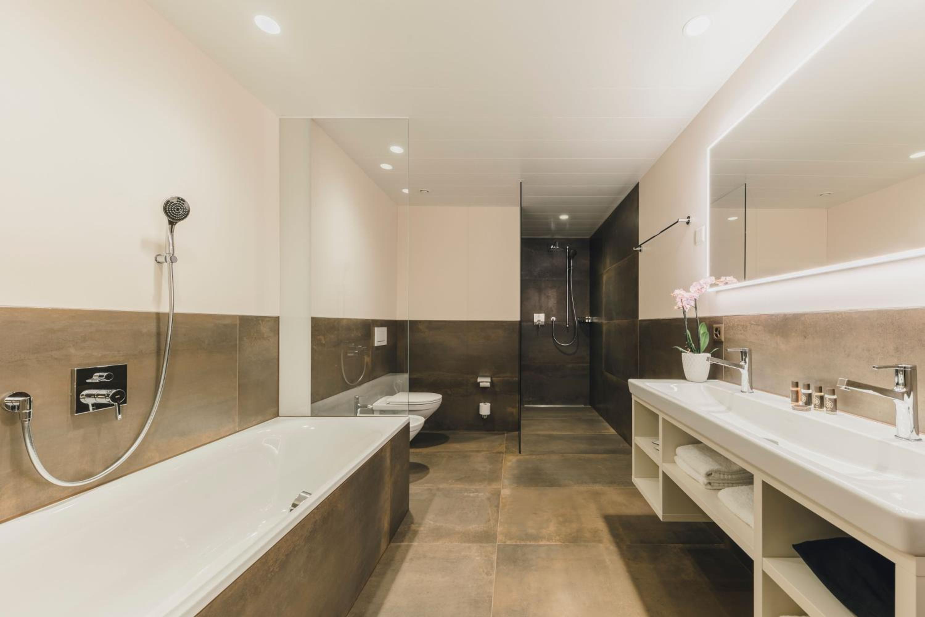 Executive Suite - Photo 8