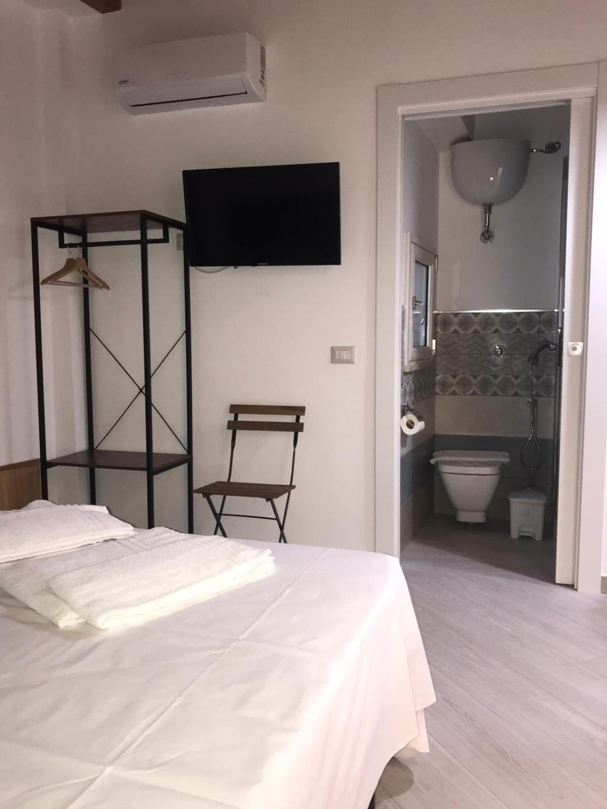 Queen Room with Balcony - Photo 5