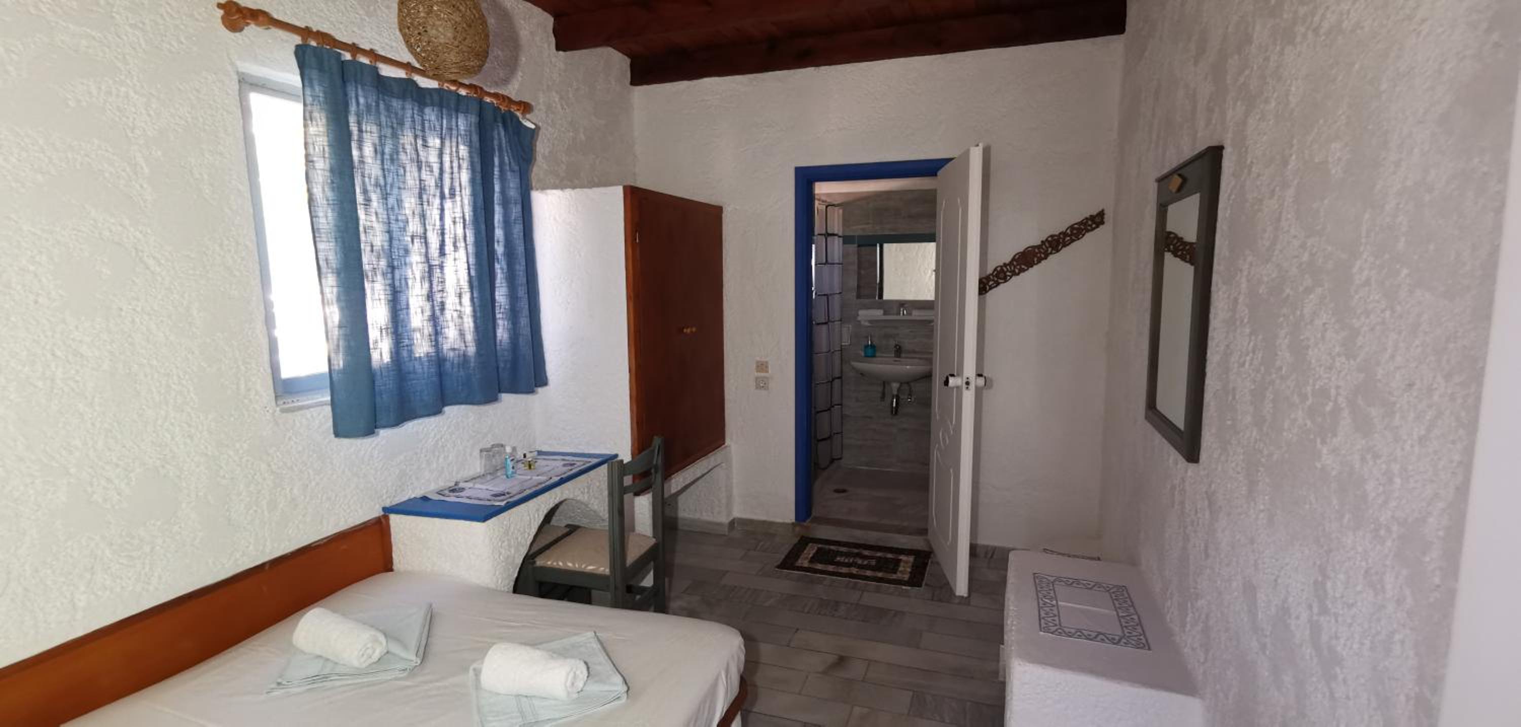 Budget Double Room - Photo 5