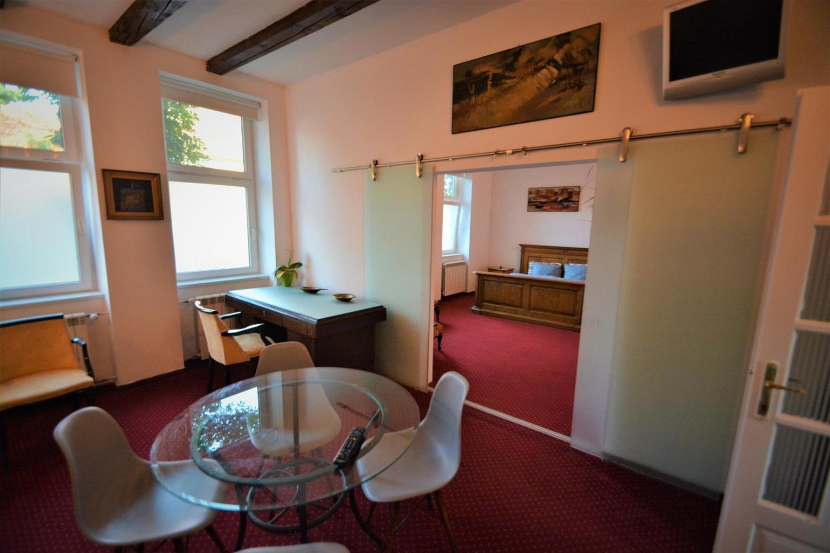One-Bedroom Apartment photo 1