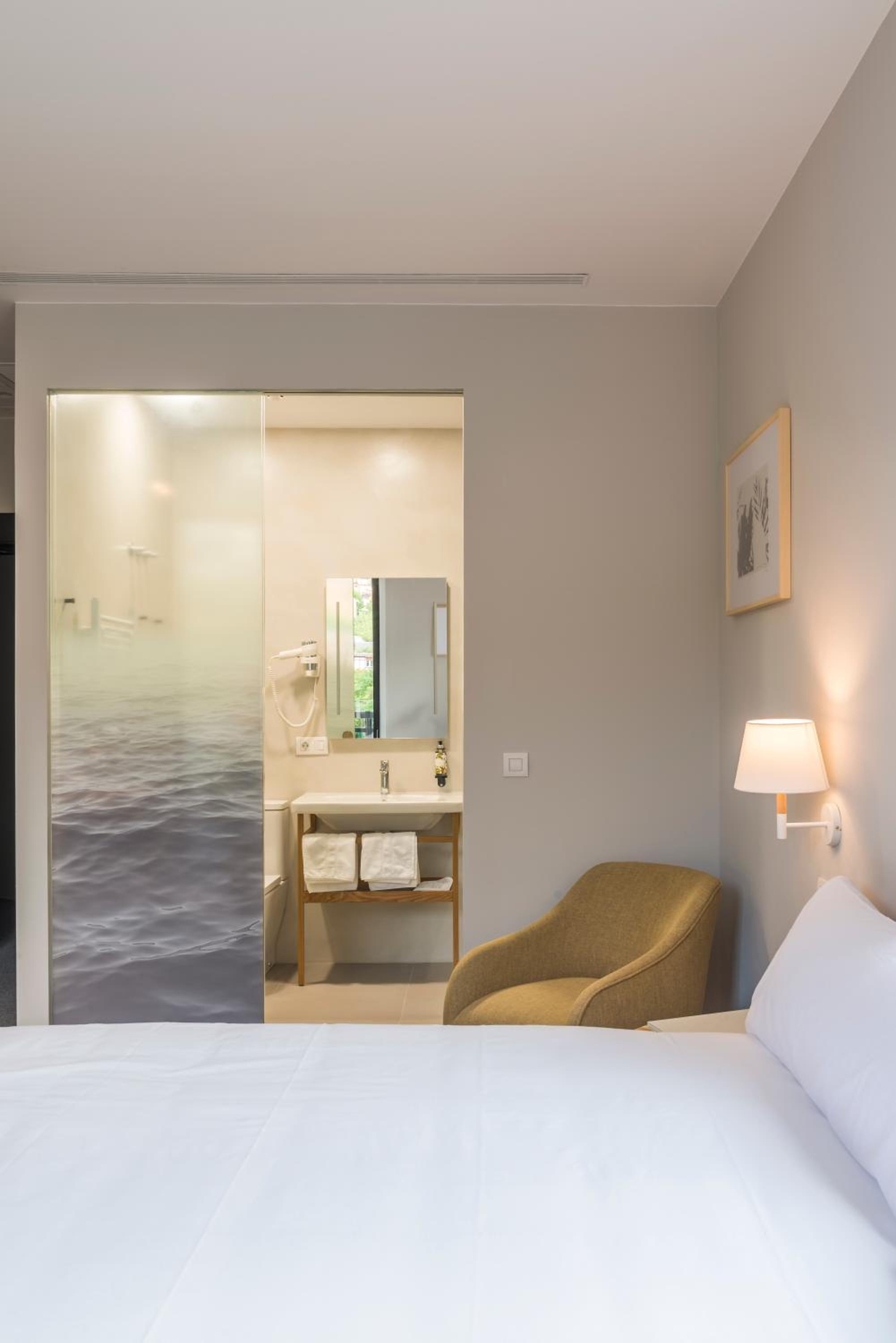 King Room with Balcony and Garden Views - Photo 7
