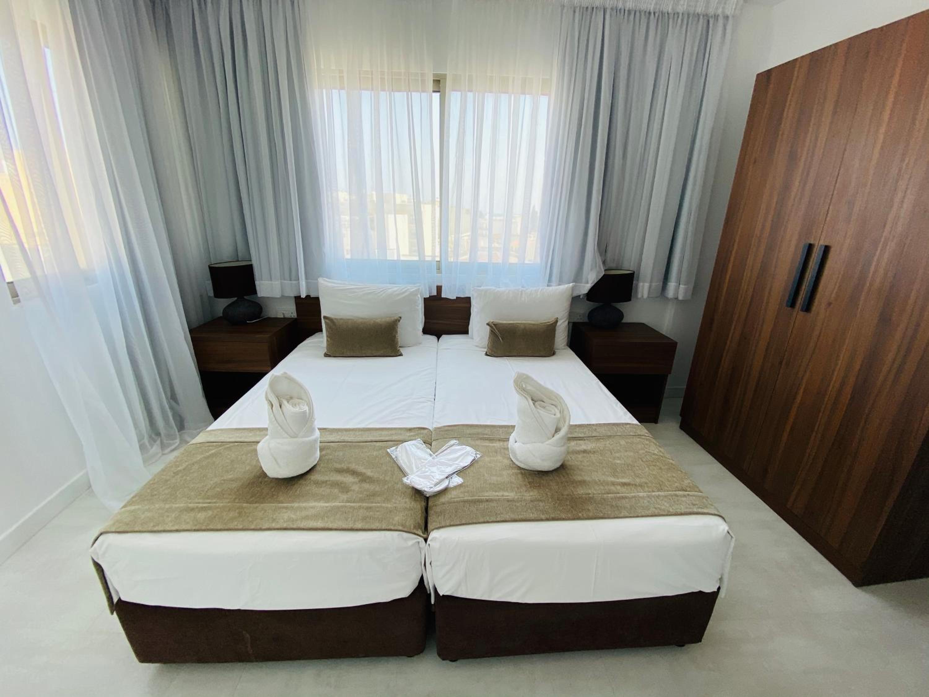 Large Suite - Photo 1