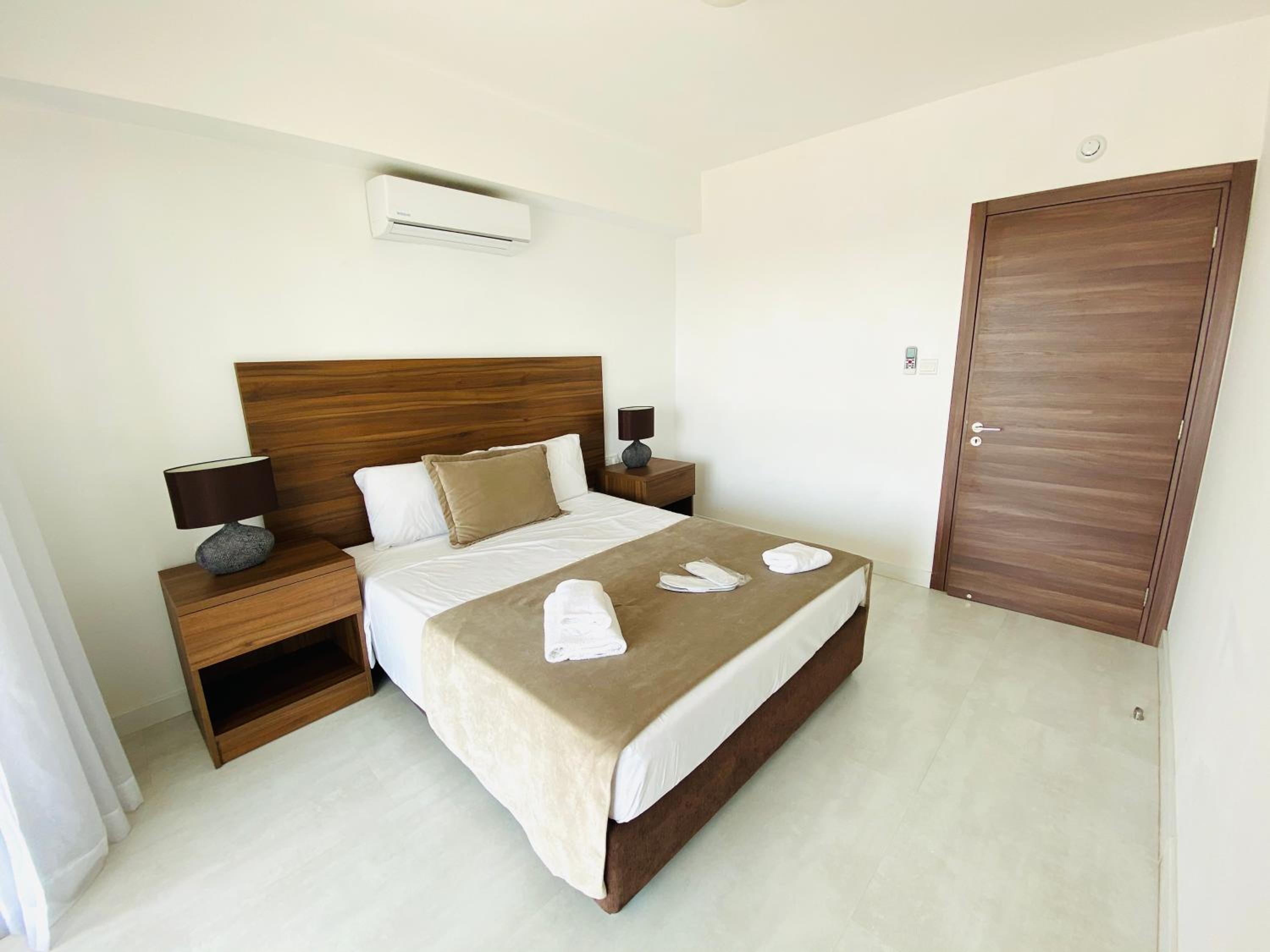 Large Suite - Photo 5