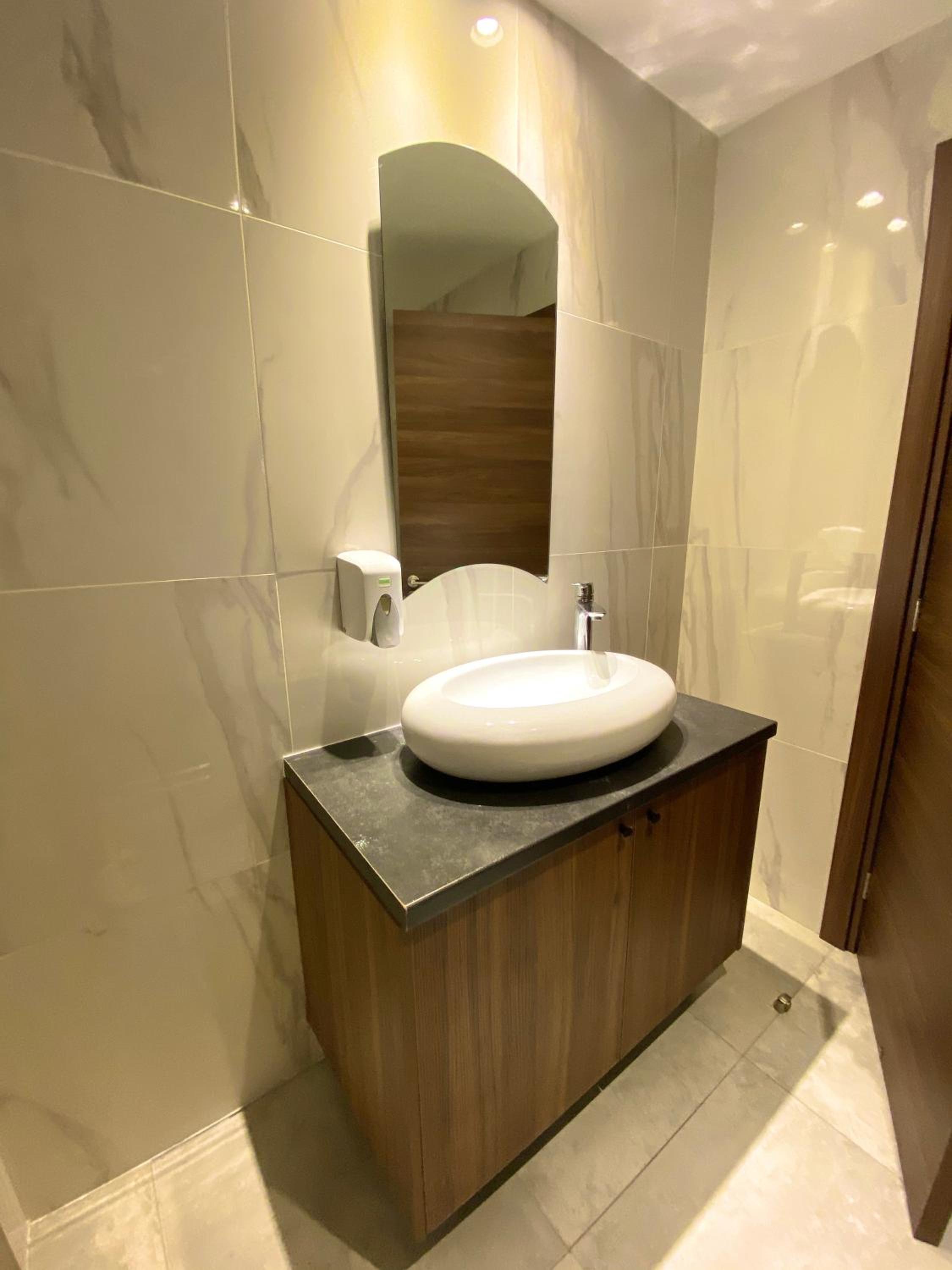 Large Suite - Photo 3