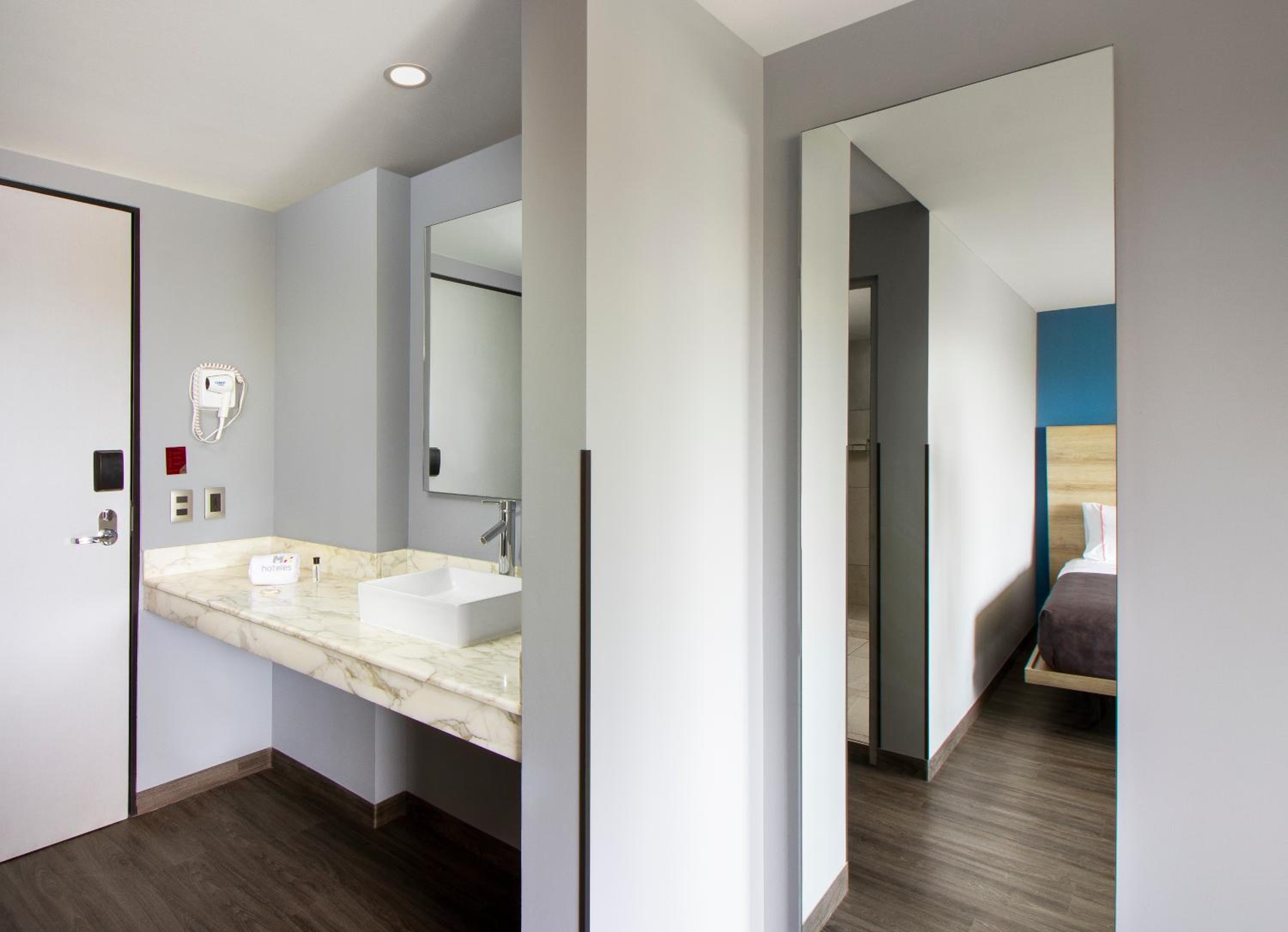 Queen Room - Photo 10