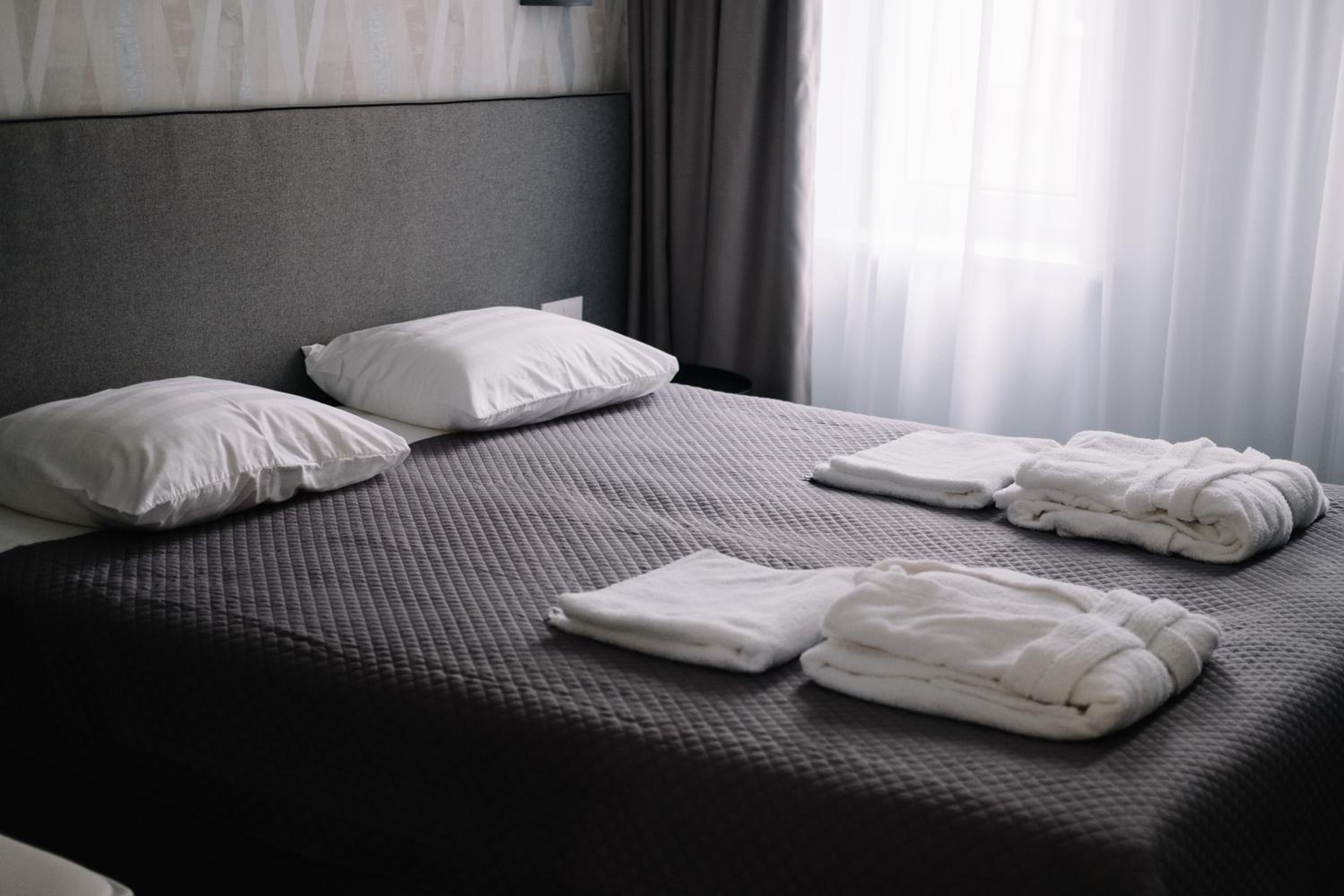 Large Double Room - Photo 3