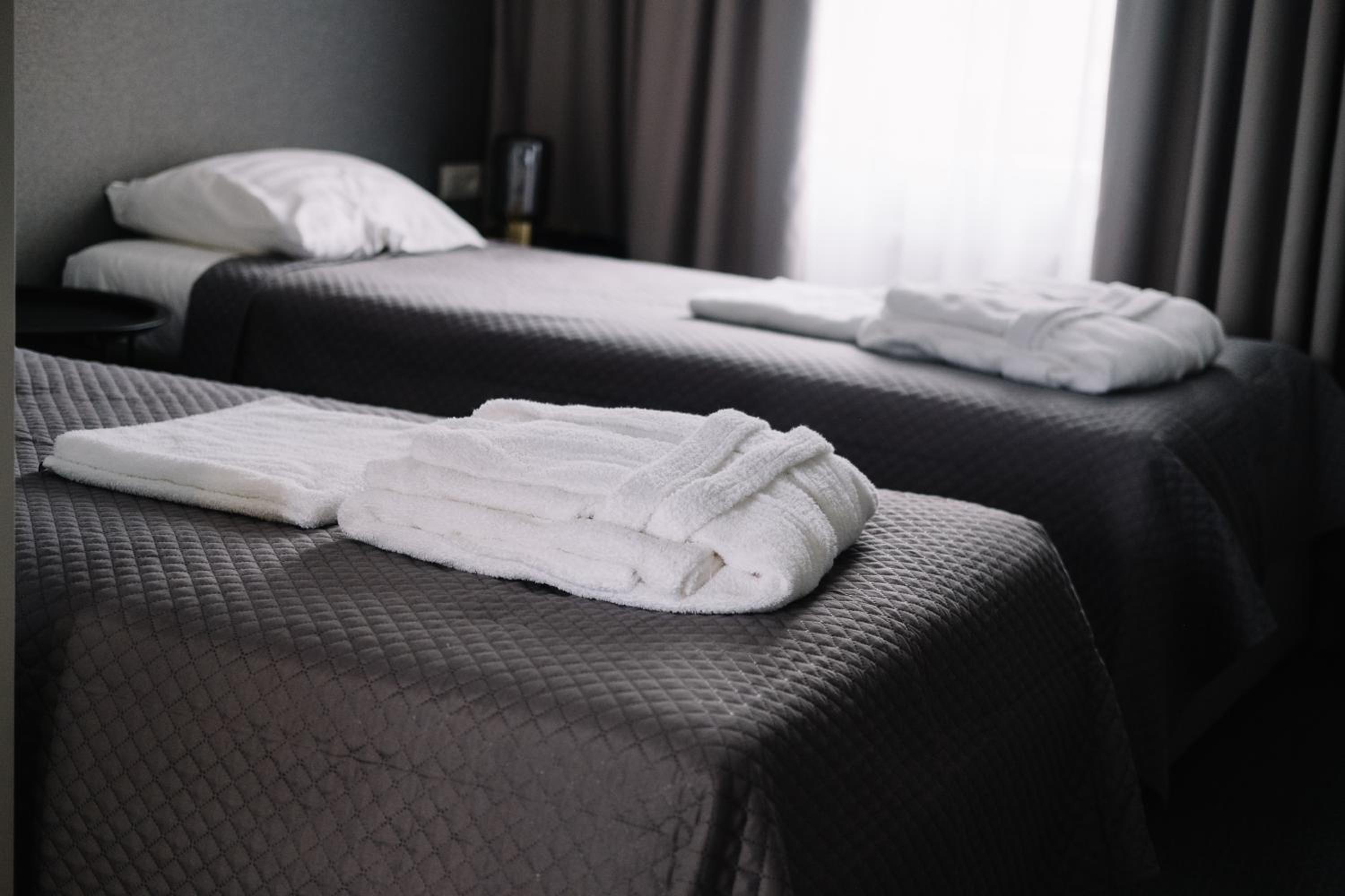 Large Double Room - Photo 8