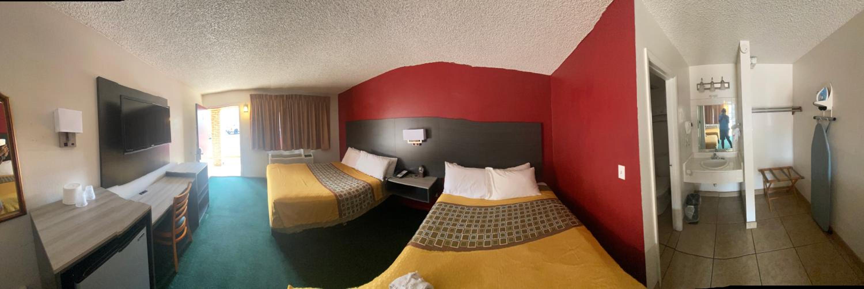 Queen Room with Two Queen Beds - Non-Smoking - Photo 25