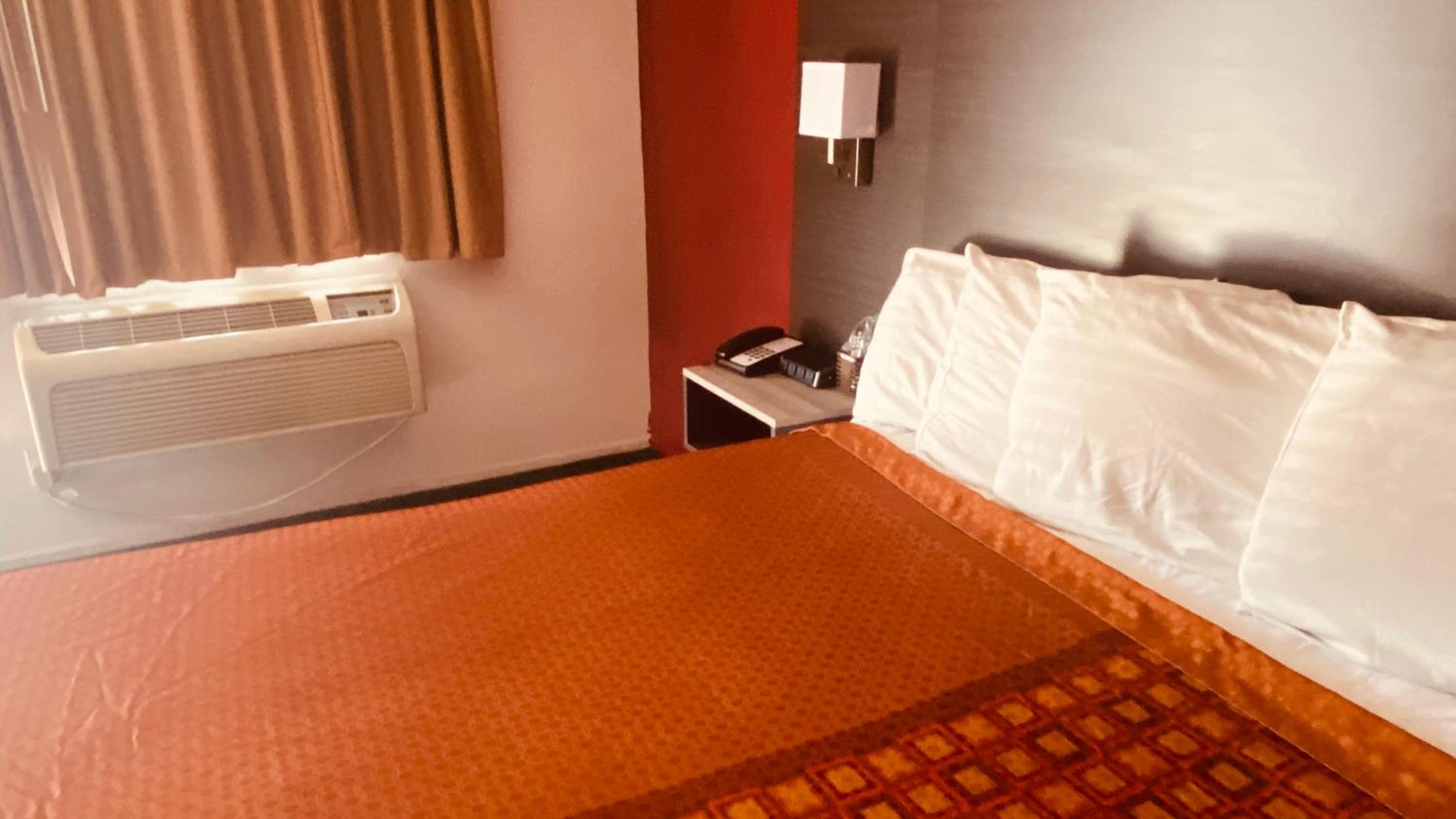 Deluxe King Room - Non-Smoking - Photo 8
