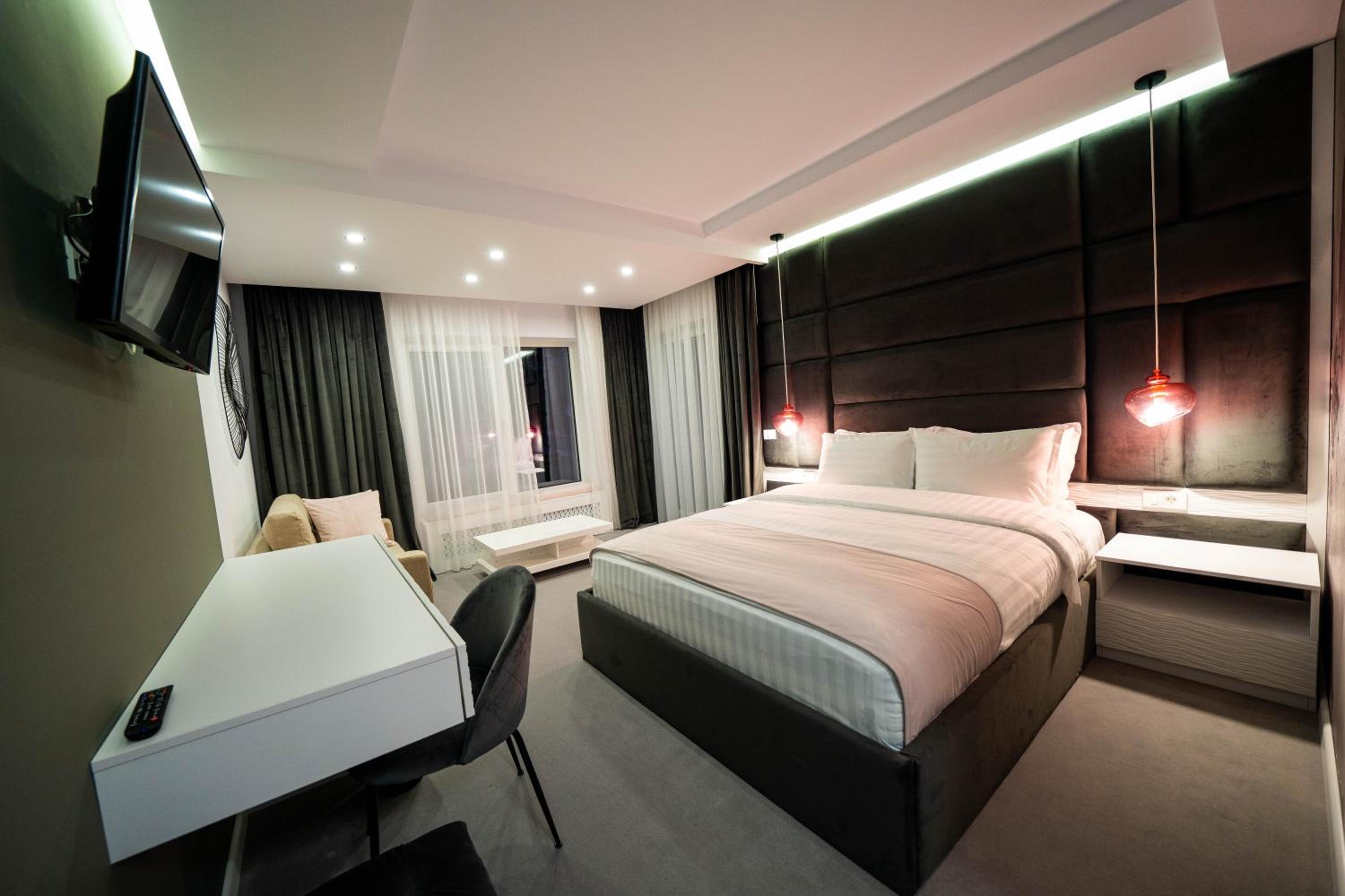 Deluxe Room (2 Adults + 1 Child) - Photo 3