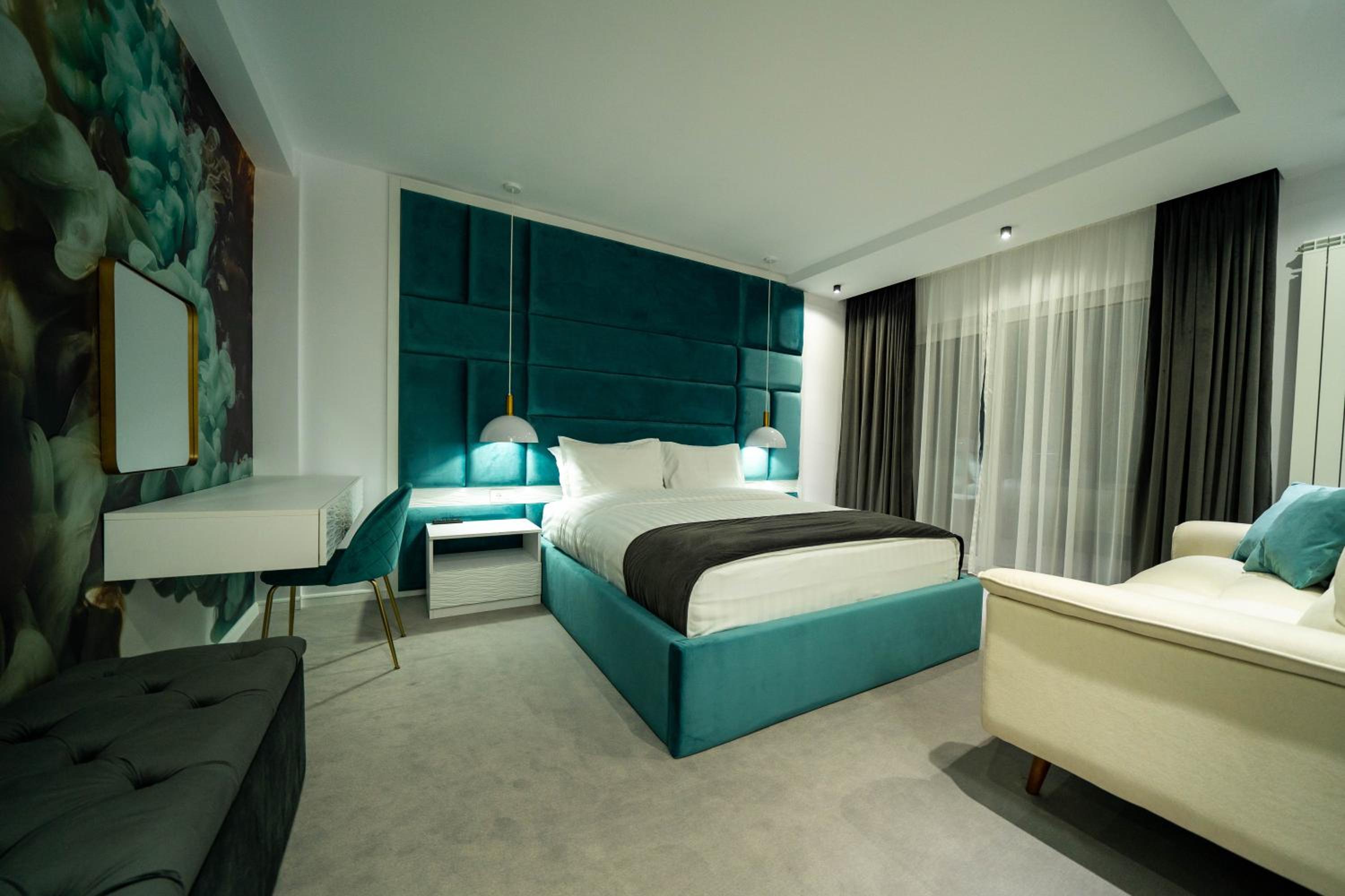 Deluxe Room (2 Adults + 1 Child) - Photo 10