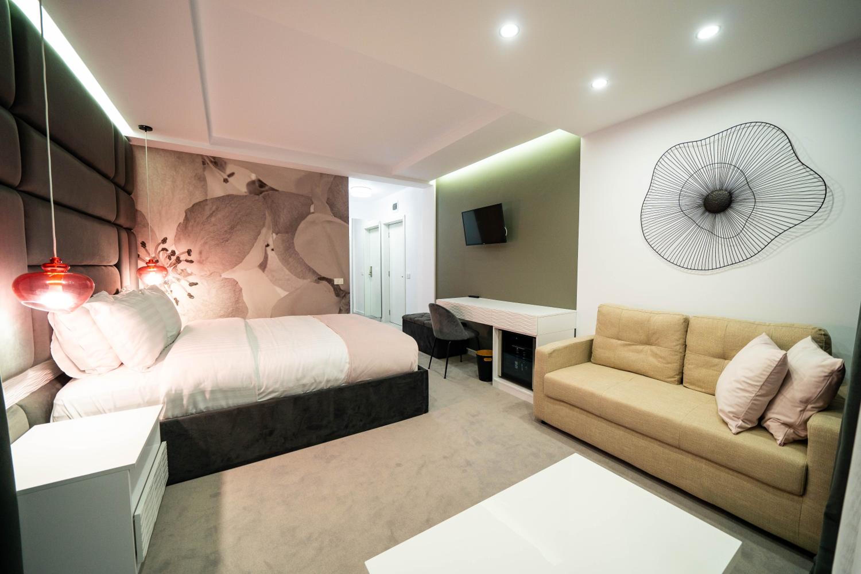 Deluxe Room (2 Adults + 1 Child) - Photo 16