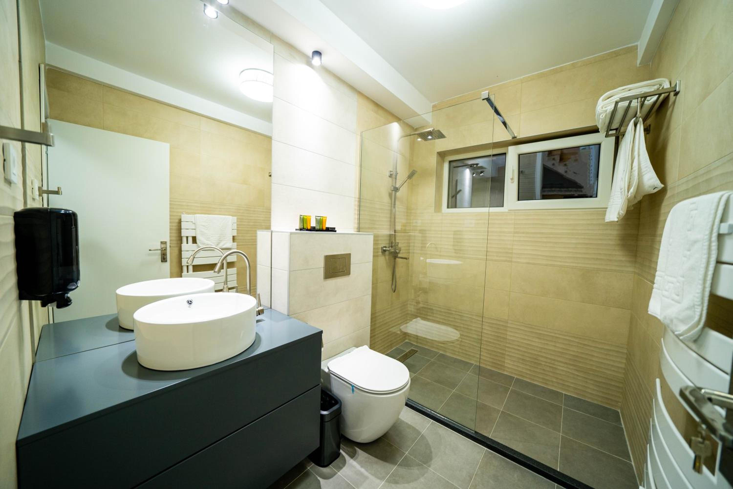 Deluxe Room (2 Adults + 1 Child) - Photo 15