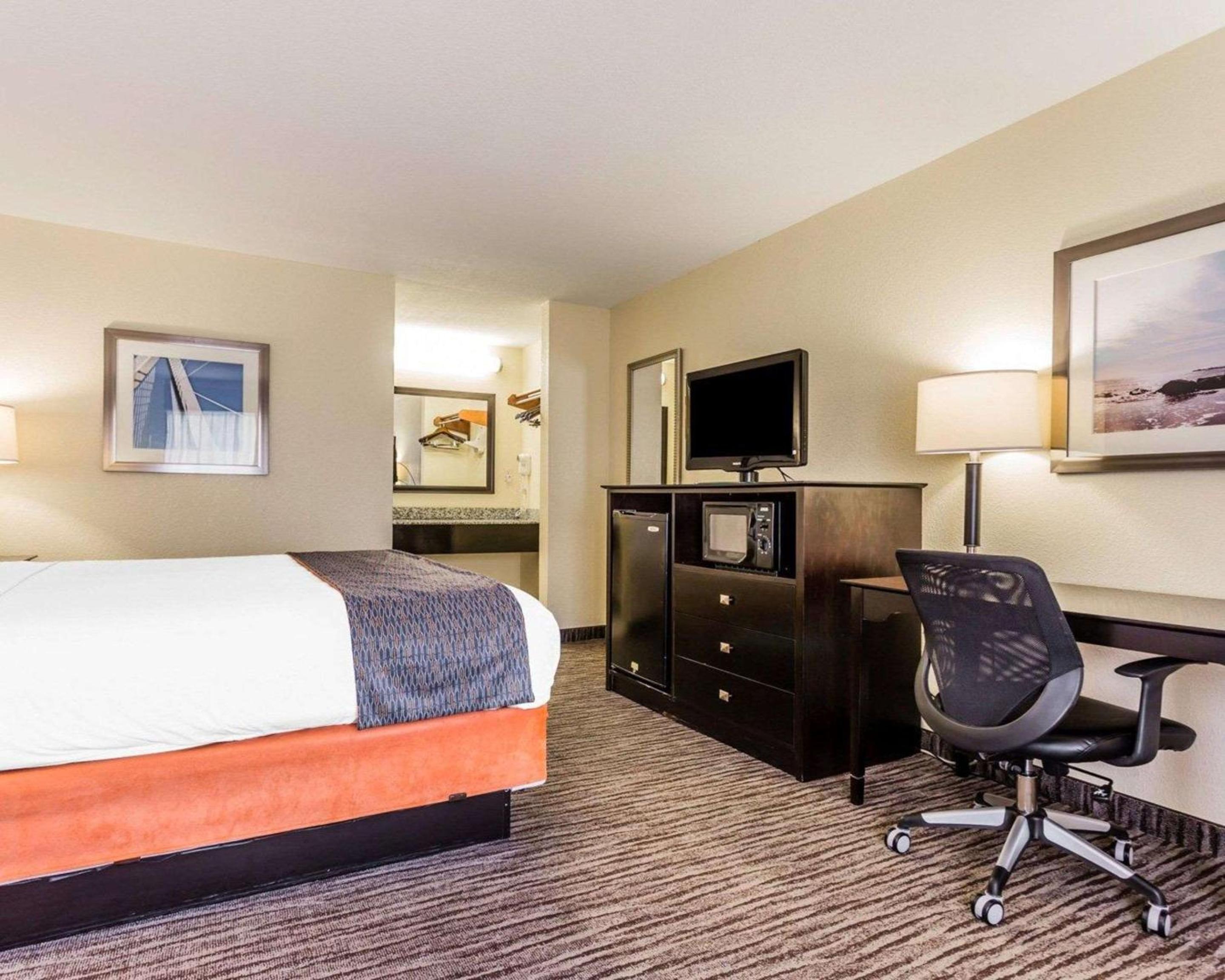 King Room - Non-Smoking - Photo 5