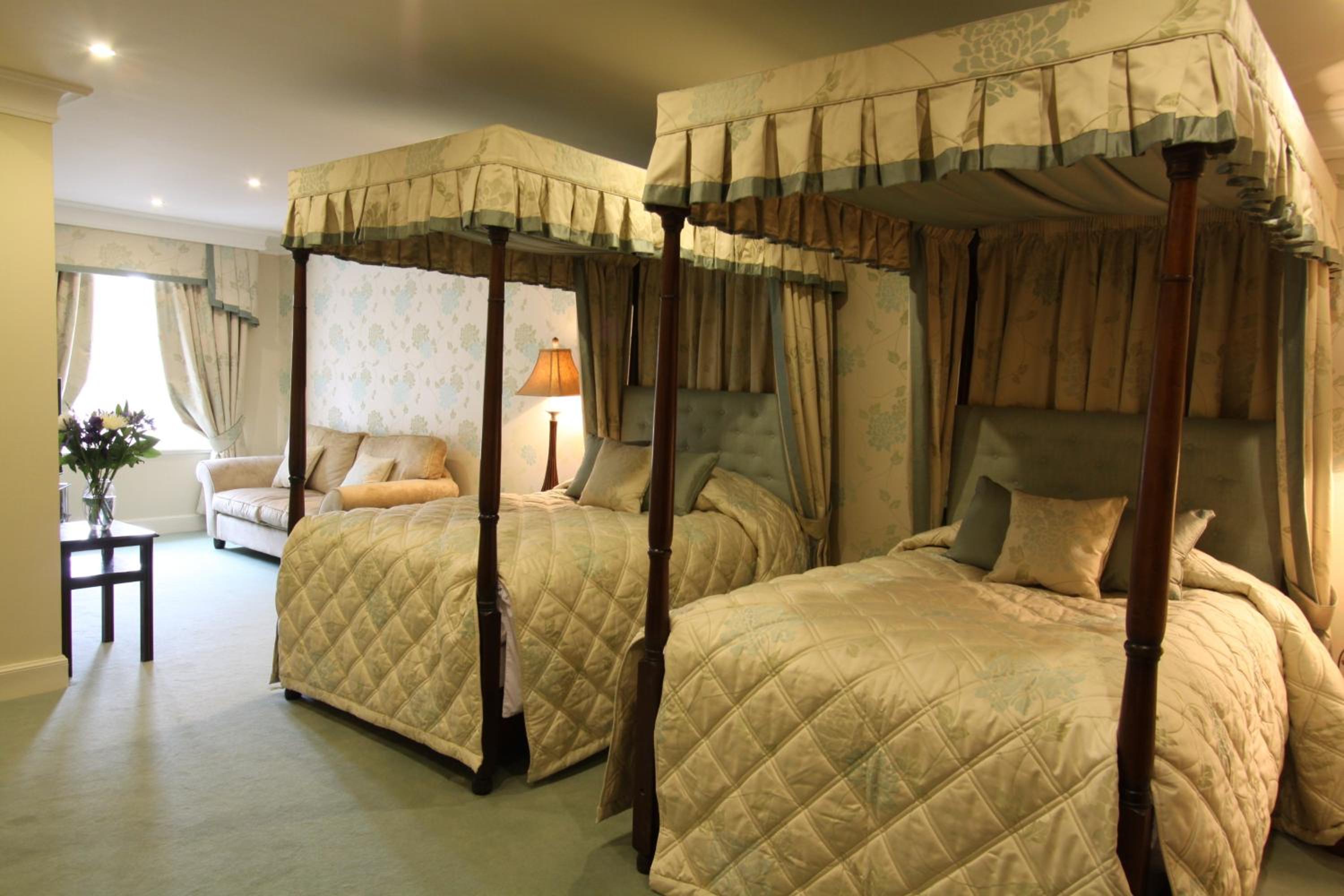 Superior Twin Room with Four Poster Bed photo 3
