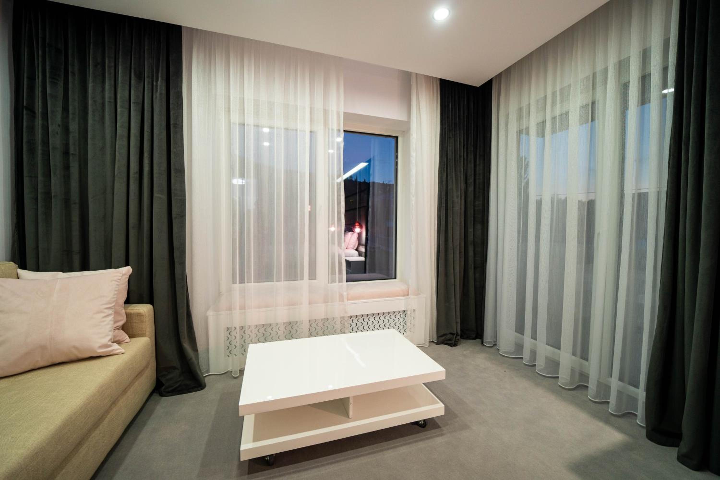 Deluxe Room (2 Adults + 1 Child) - Photo 4