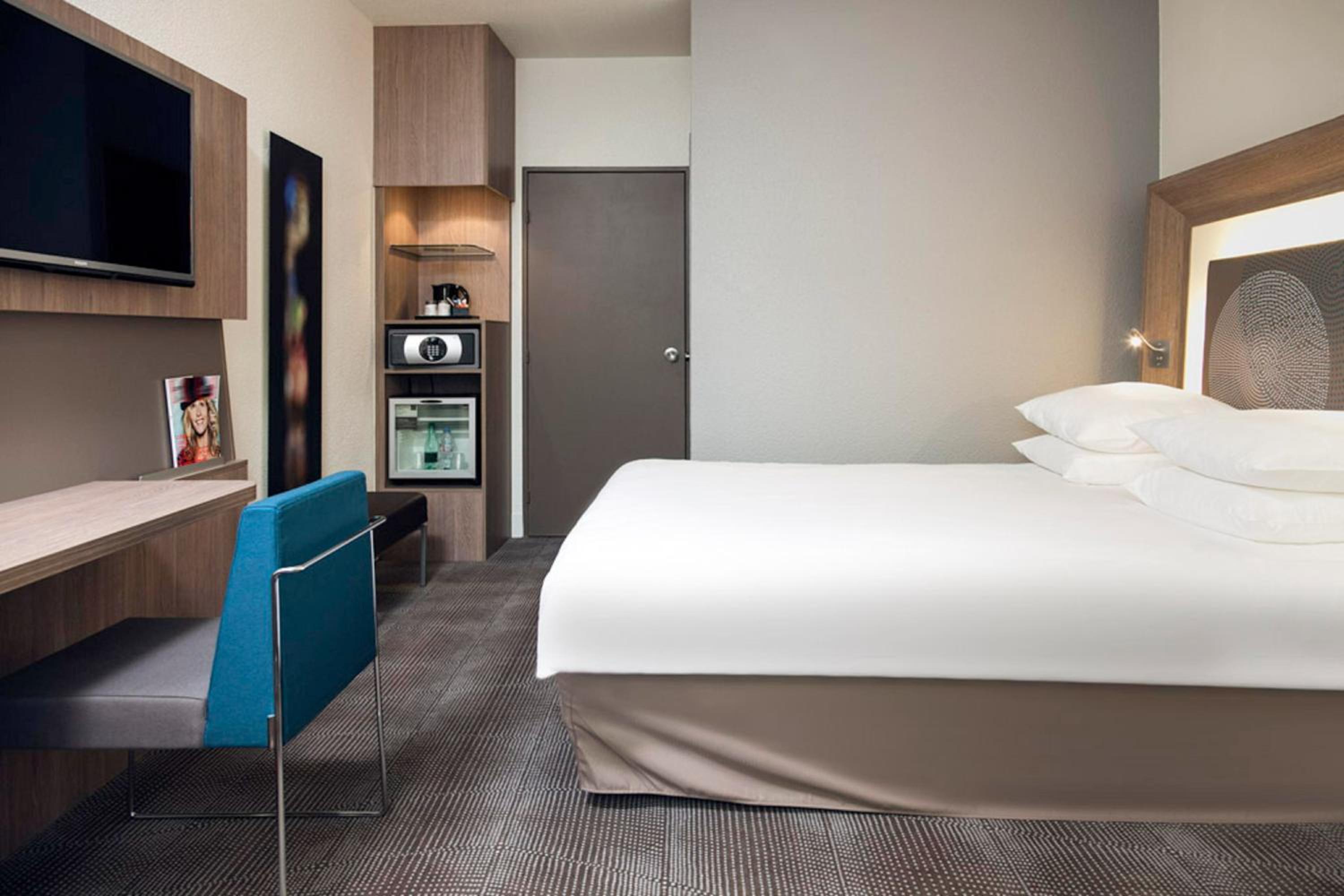 Executive Queen Room with Double Sofa Bed - Photo 7
