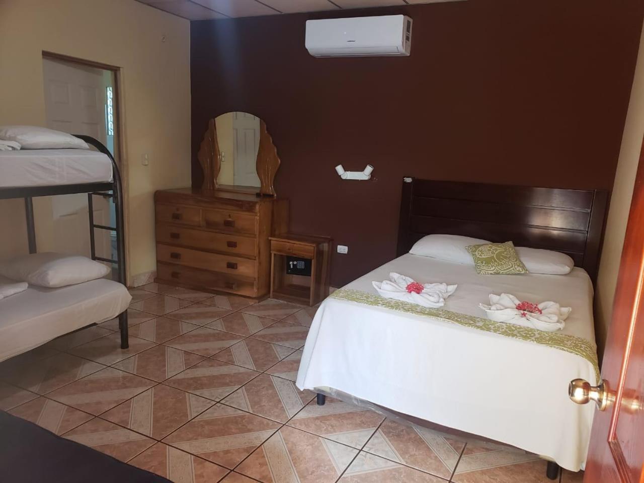 Habitación triple con baño