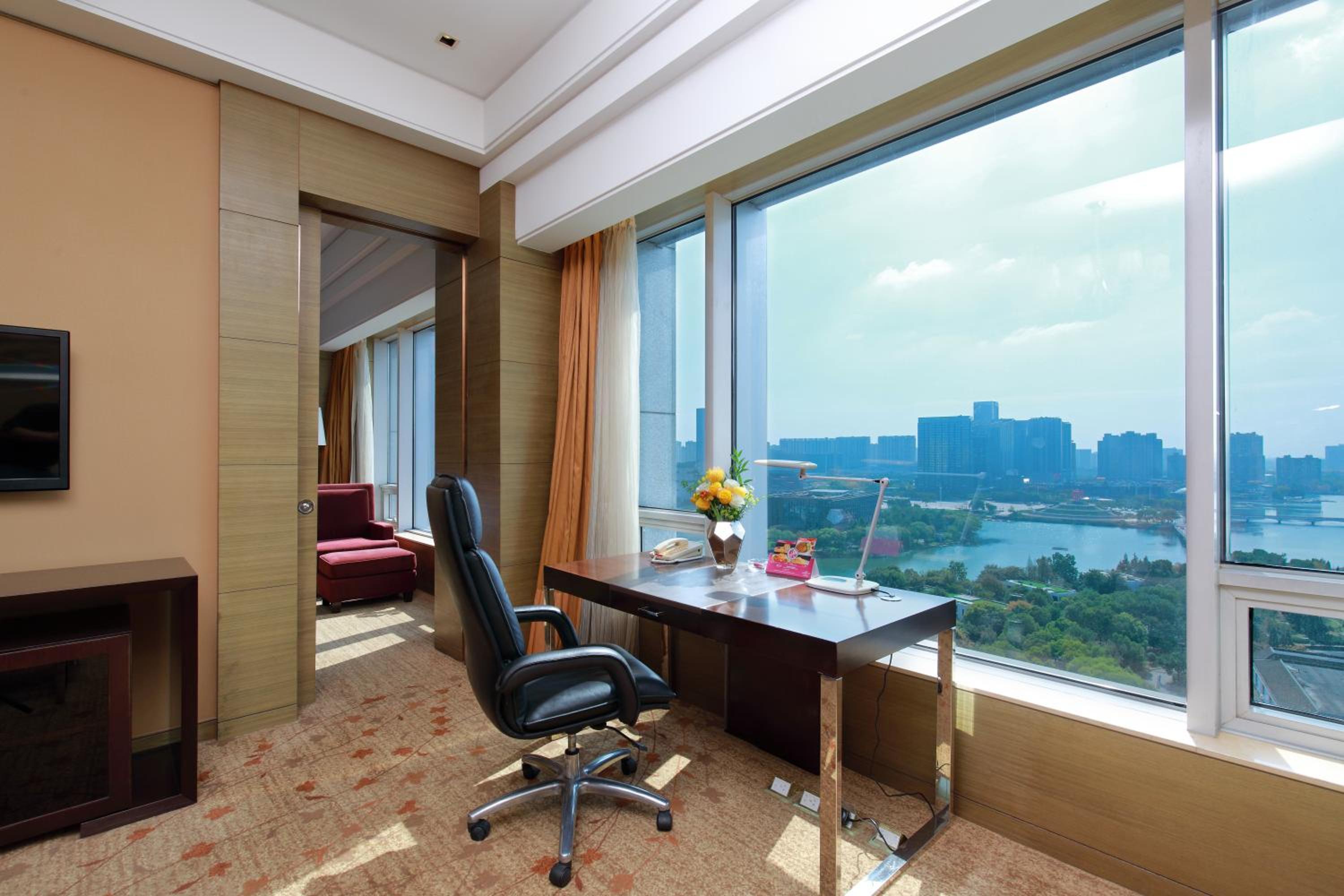 1 King One-Bedroom Suite-Lake View photo 2