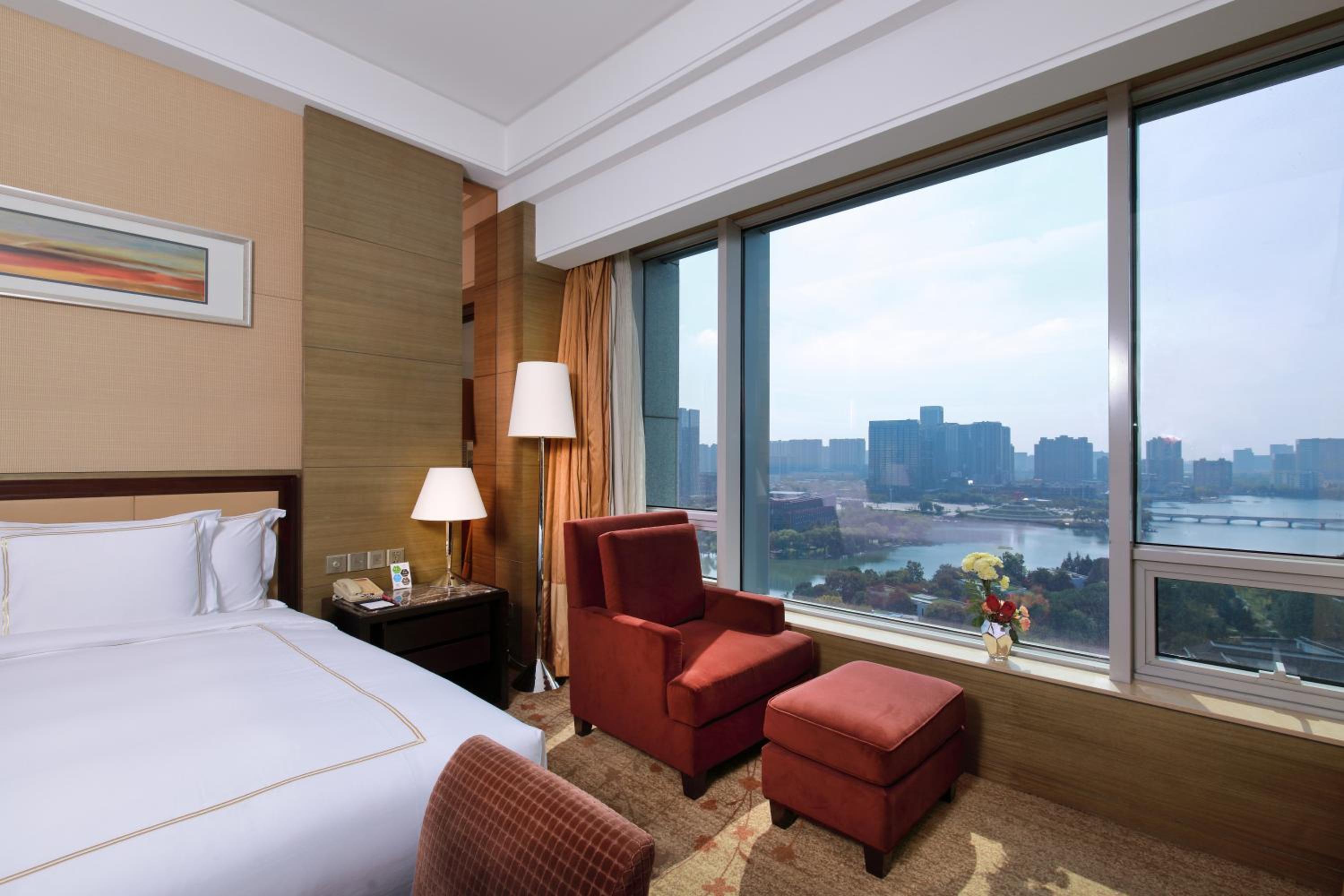 Standard King Room with Lake View - Lounge Access photo 2