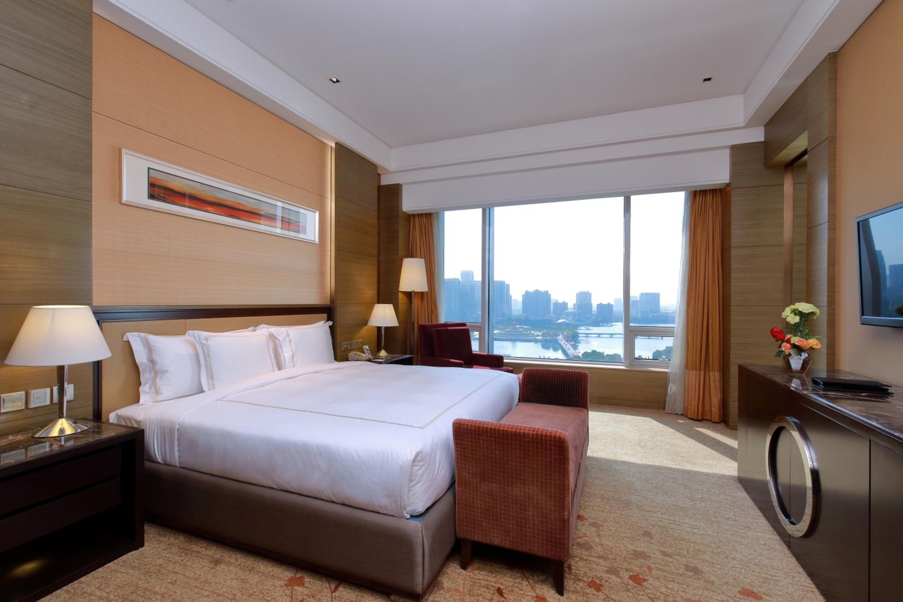Standard King Room with Lake View - Lounge Access photo 1