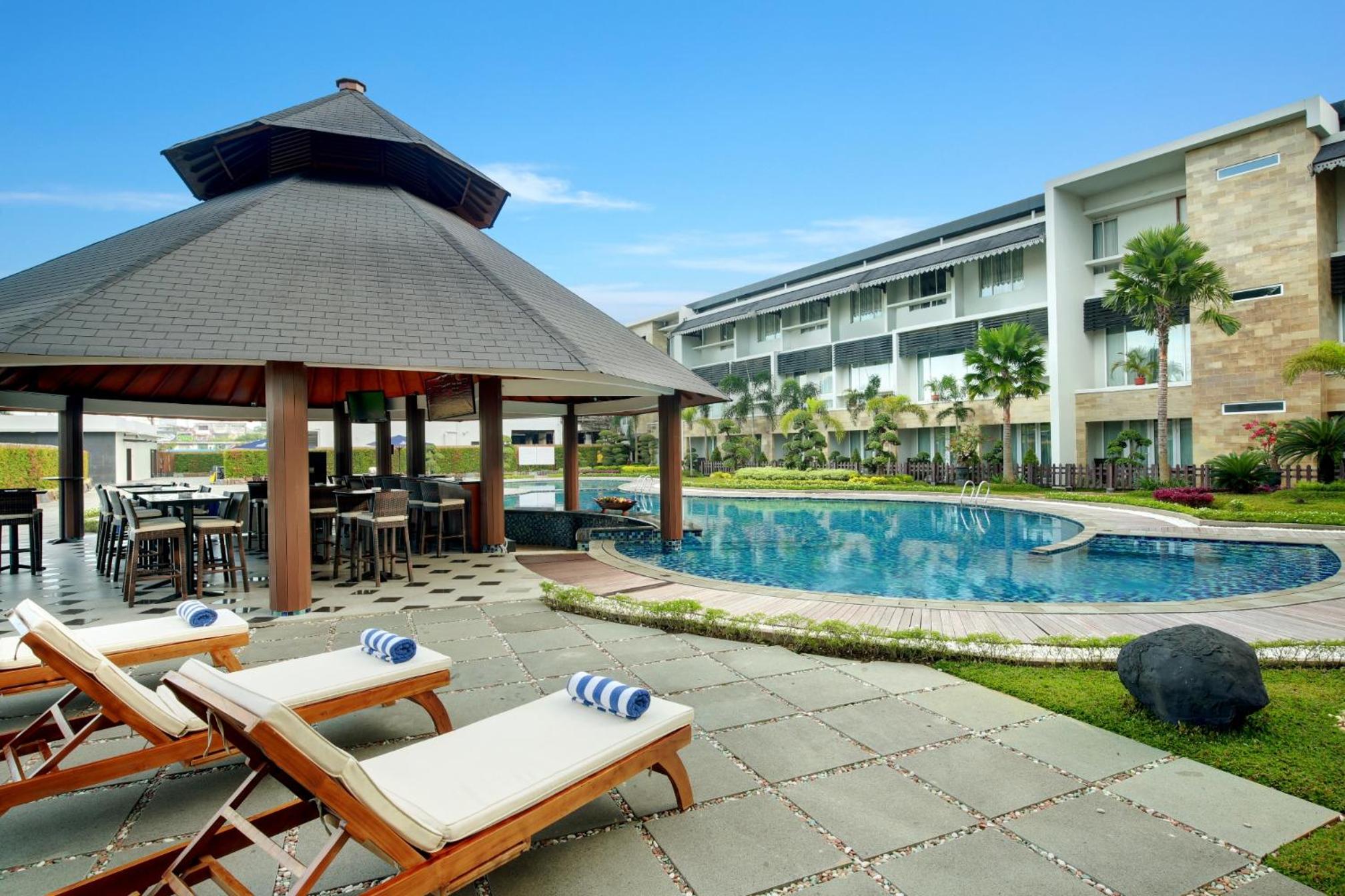 Deluxe King Pool View - Photo 4