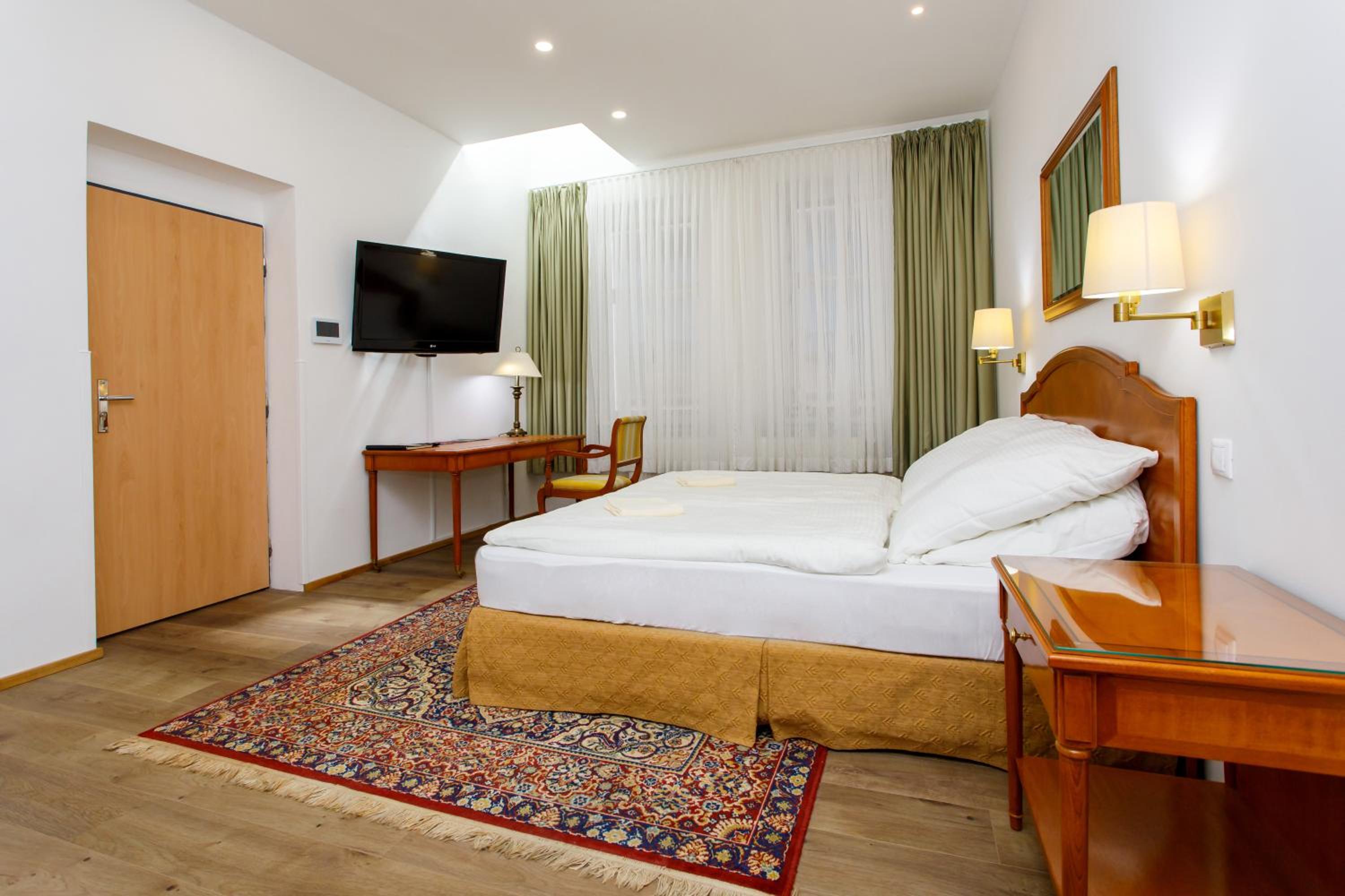 Deluxe Double Room with Shower photo 2