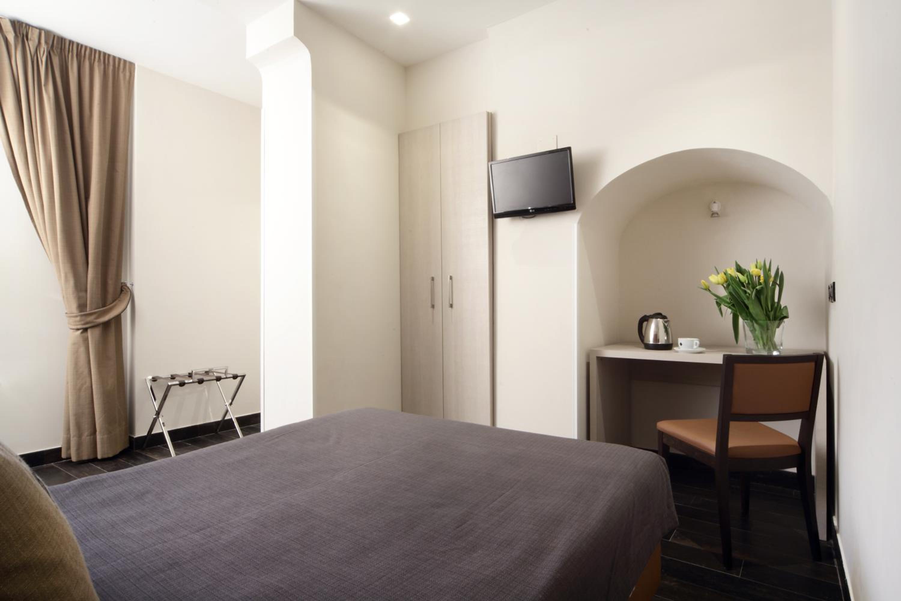 Budget Double Room photo 3