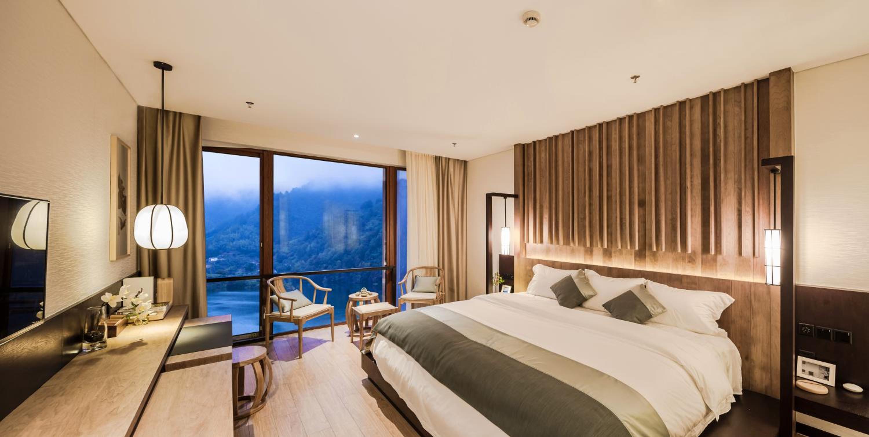 Lake View Queen Room
