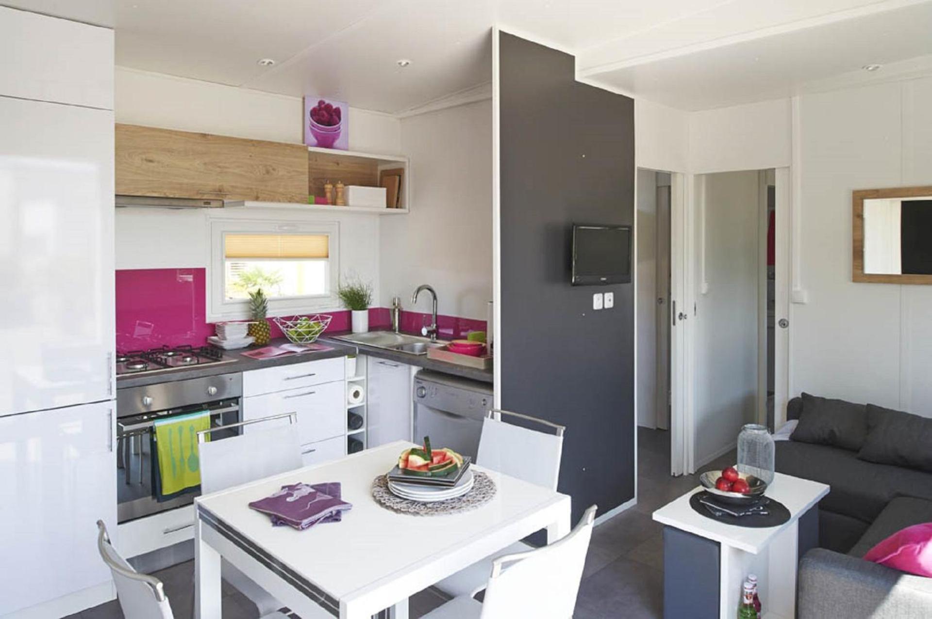 Mobile Home with Whirlpool photo 2