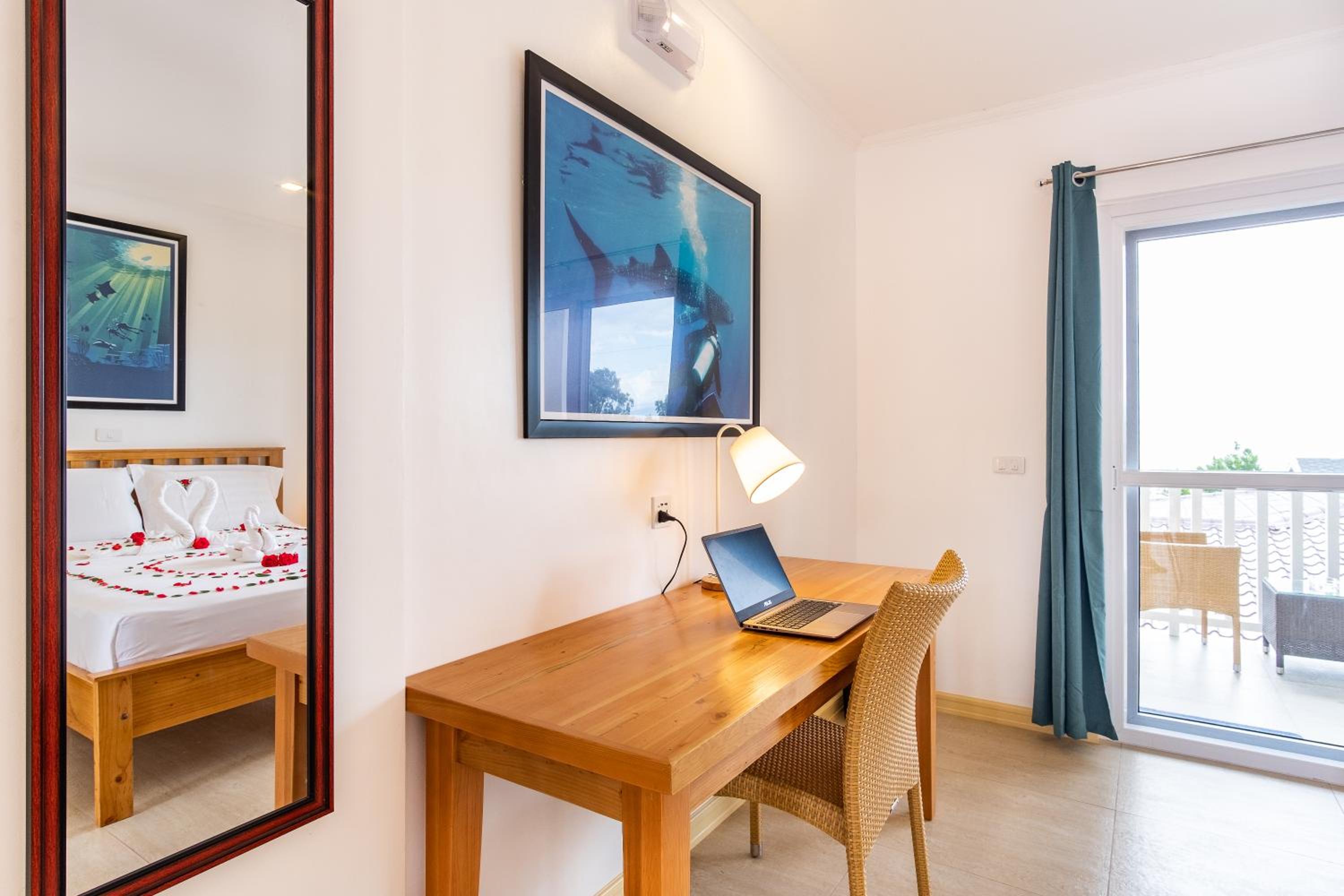 Deluxe Double Room with Balcony and Sea View