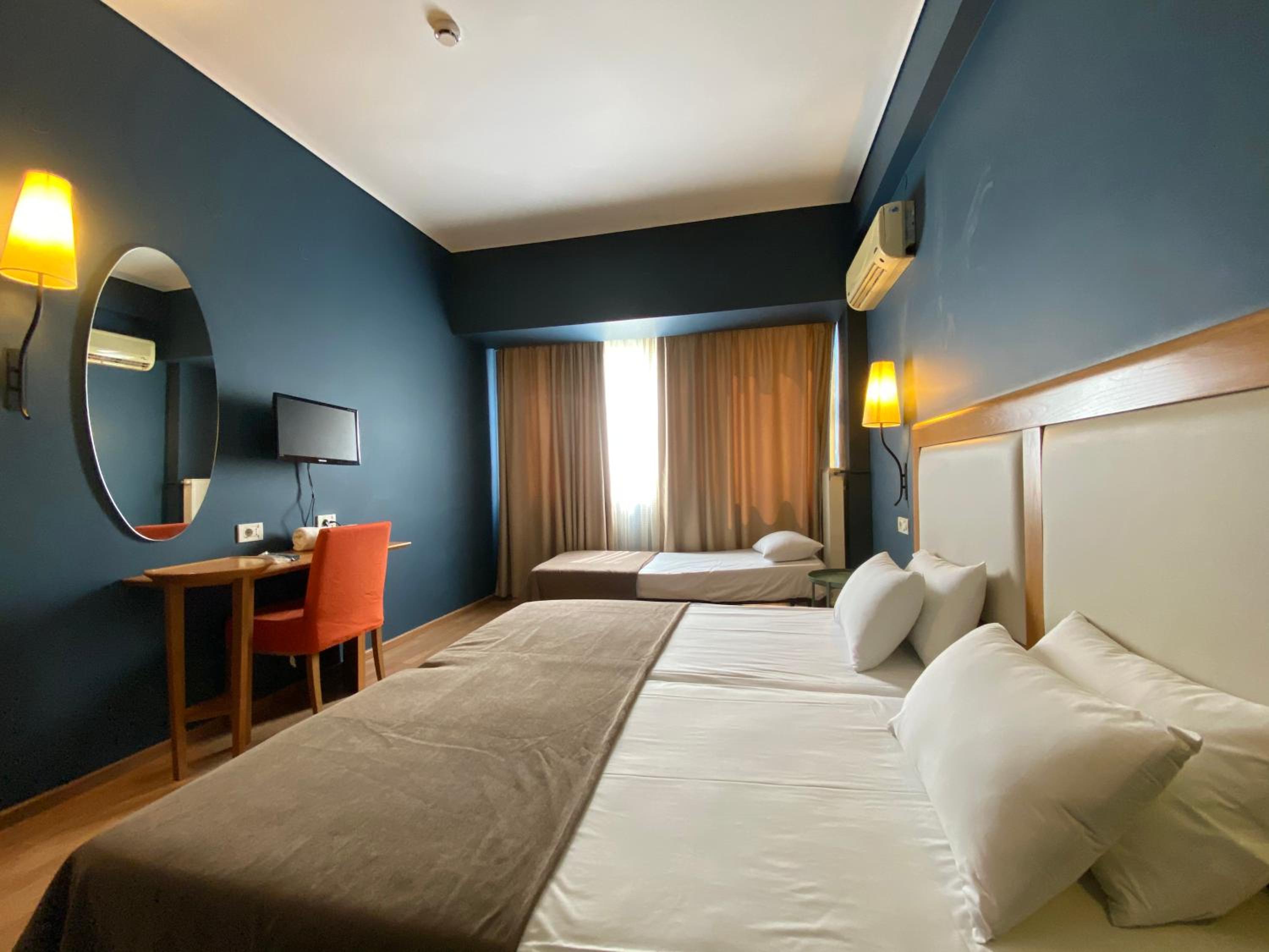 Triple Room (2 Adults + 1 Child) - Photo 9
