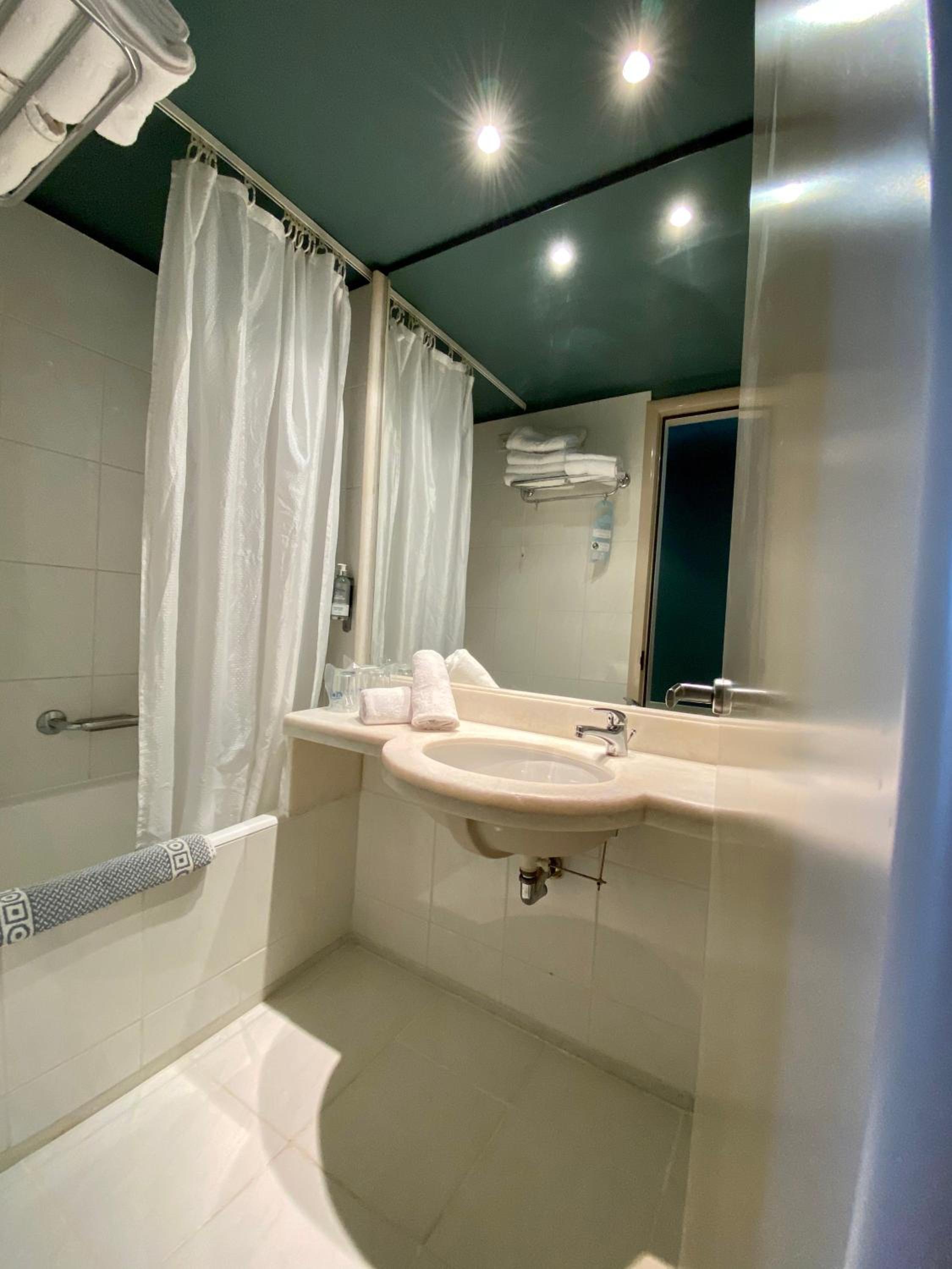 Triple Room (2 Adults + 1 Child) - Photo 10