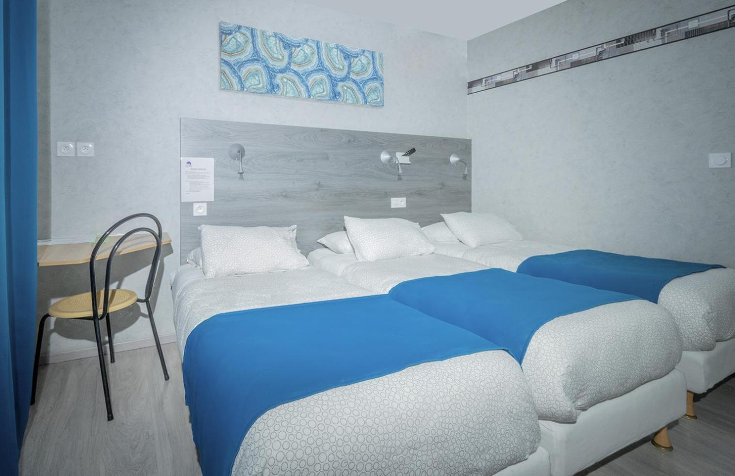 Triple Room with 3 Single Beds - Photo 1