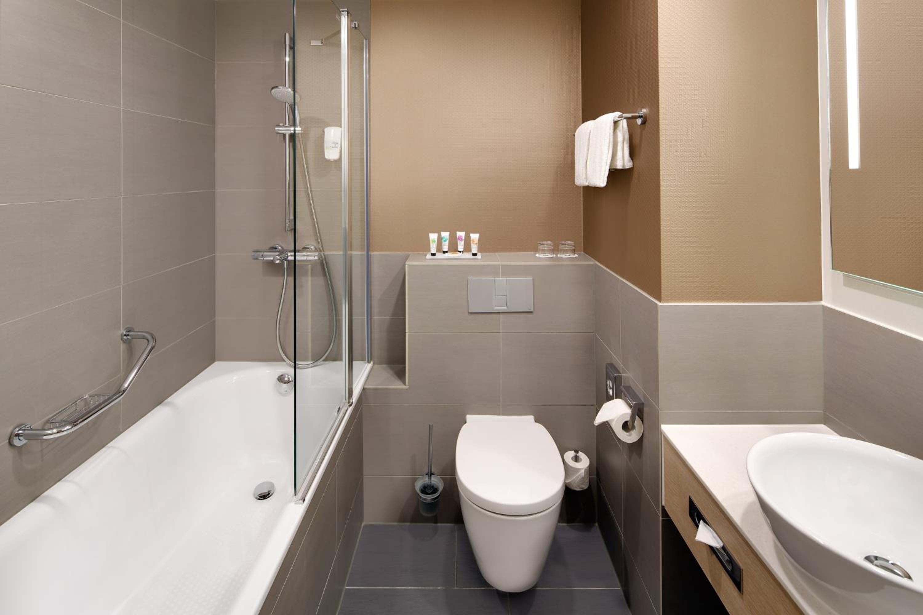Standard Twin Room thumbnail 6
