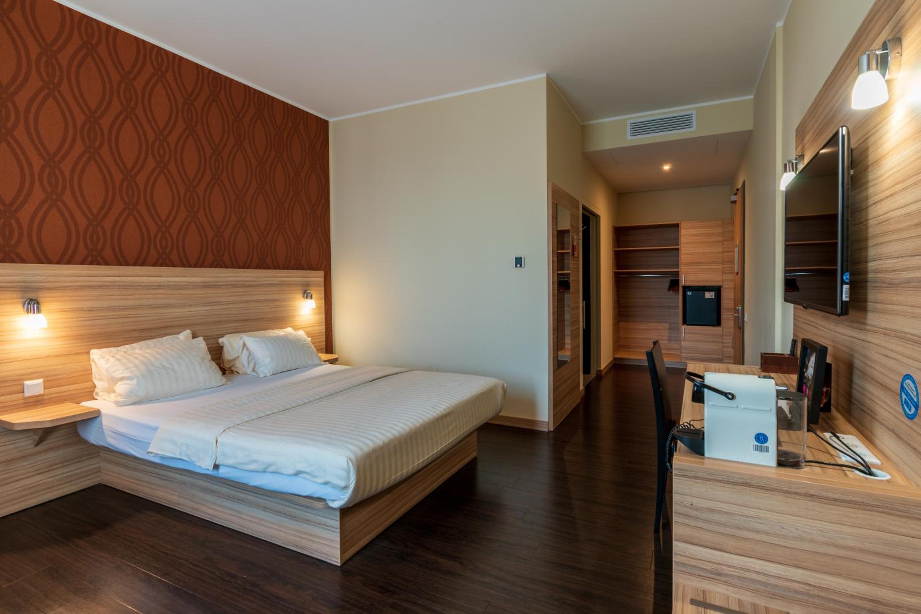 Standard Double Room thumbnail 6