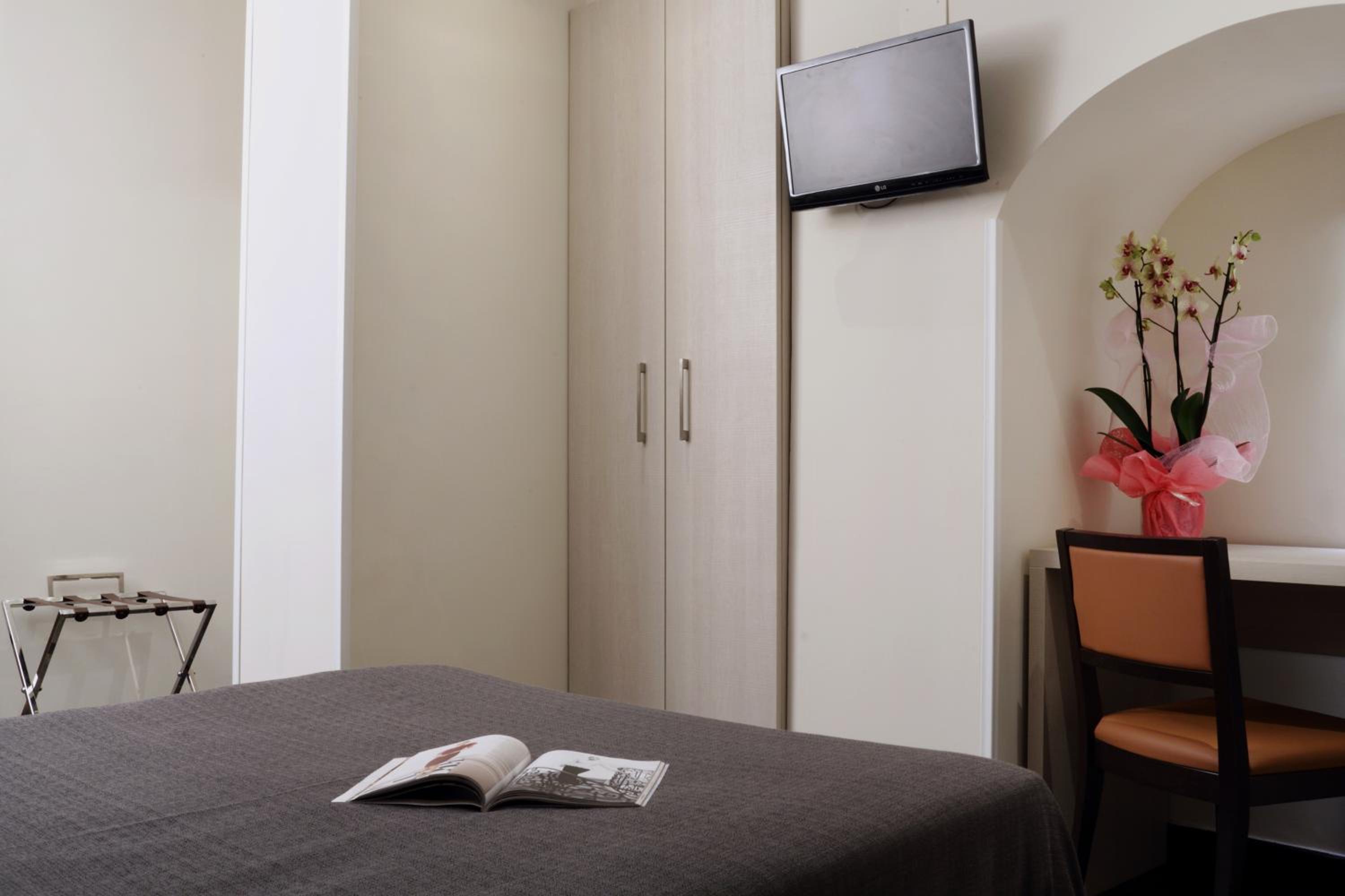 Budget Double Room photo 3