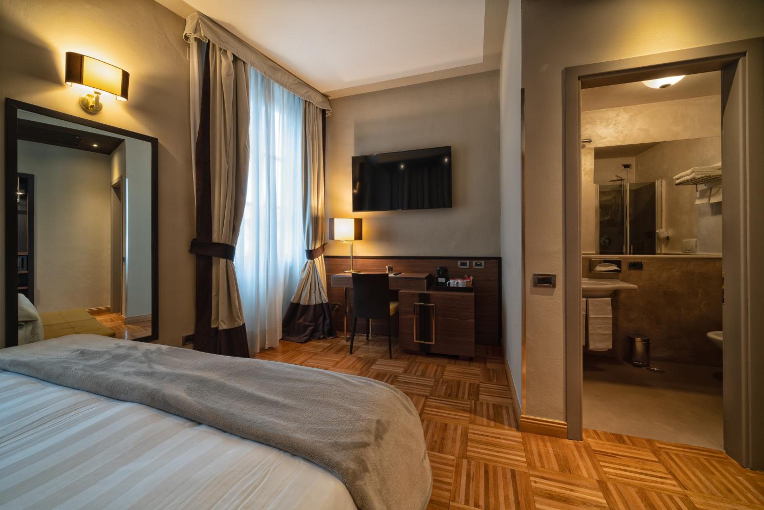 Deluxe Double or Twin Room with City View photo 1