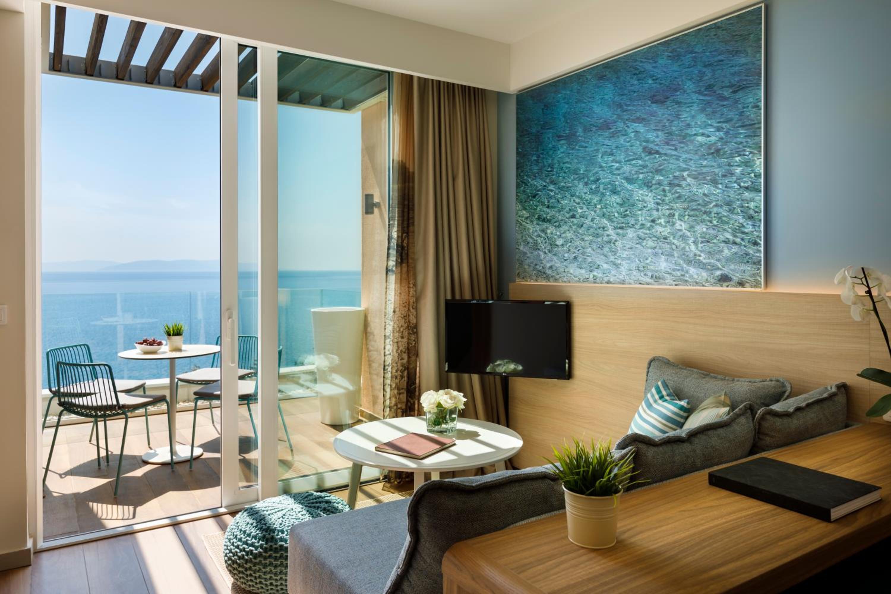 Suite for 2+2 Seaview - Maro Suites photo 3