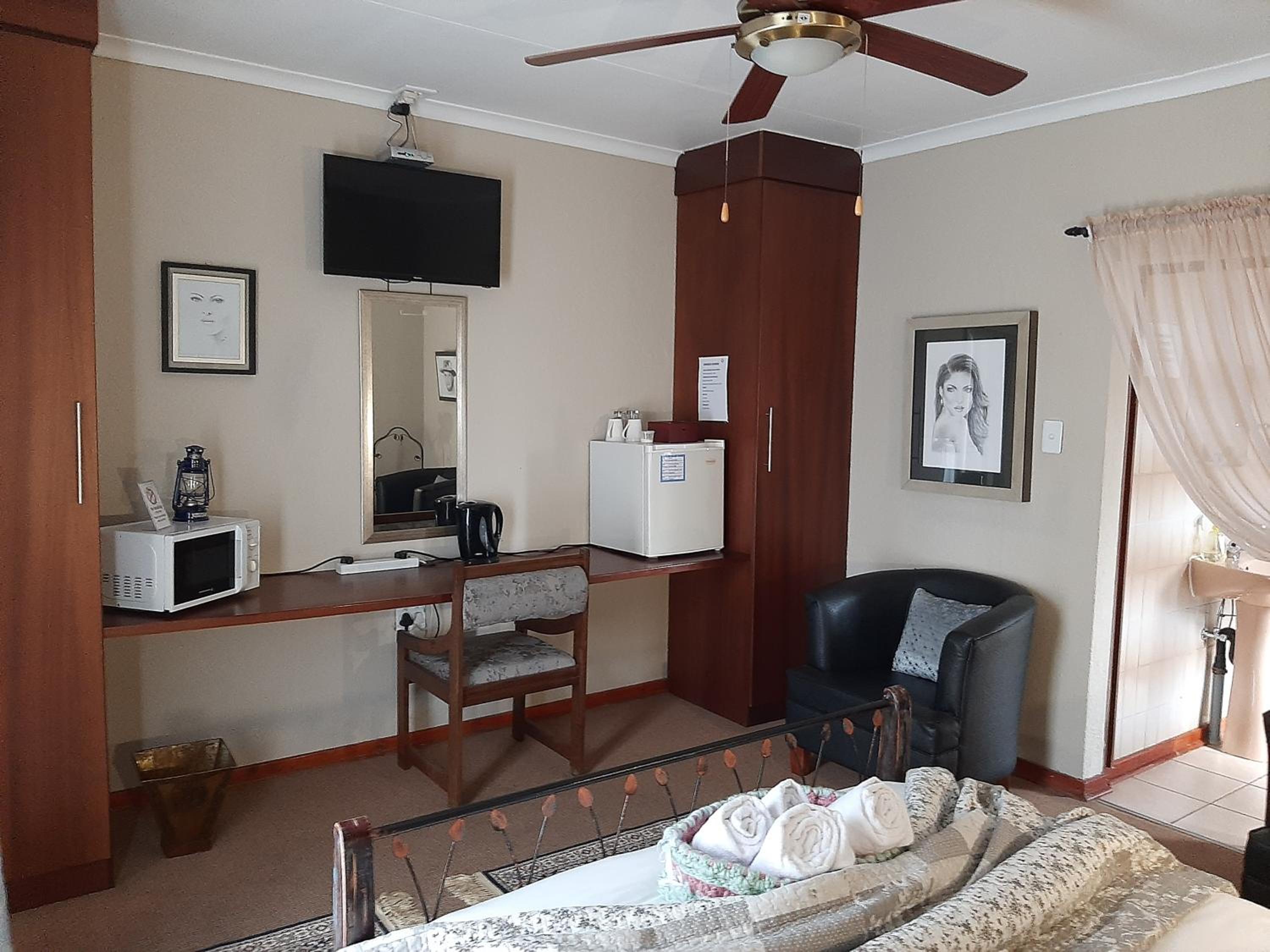 Deluxe Double Room With Bath photo 2