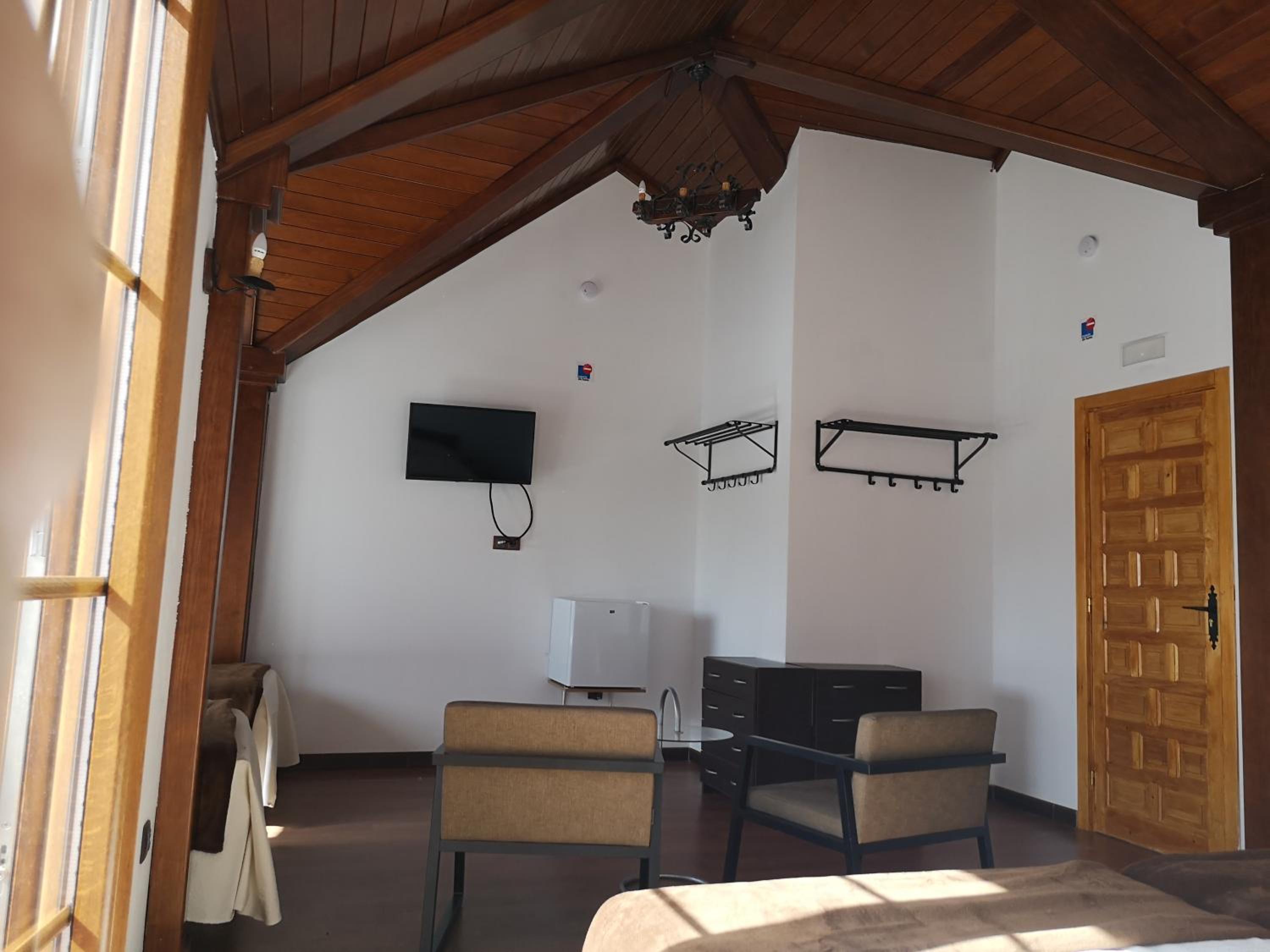 Family Suite with Balcony - Photo 9