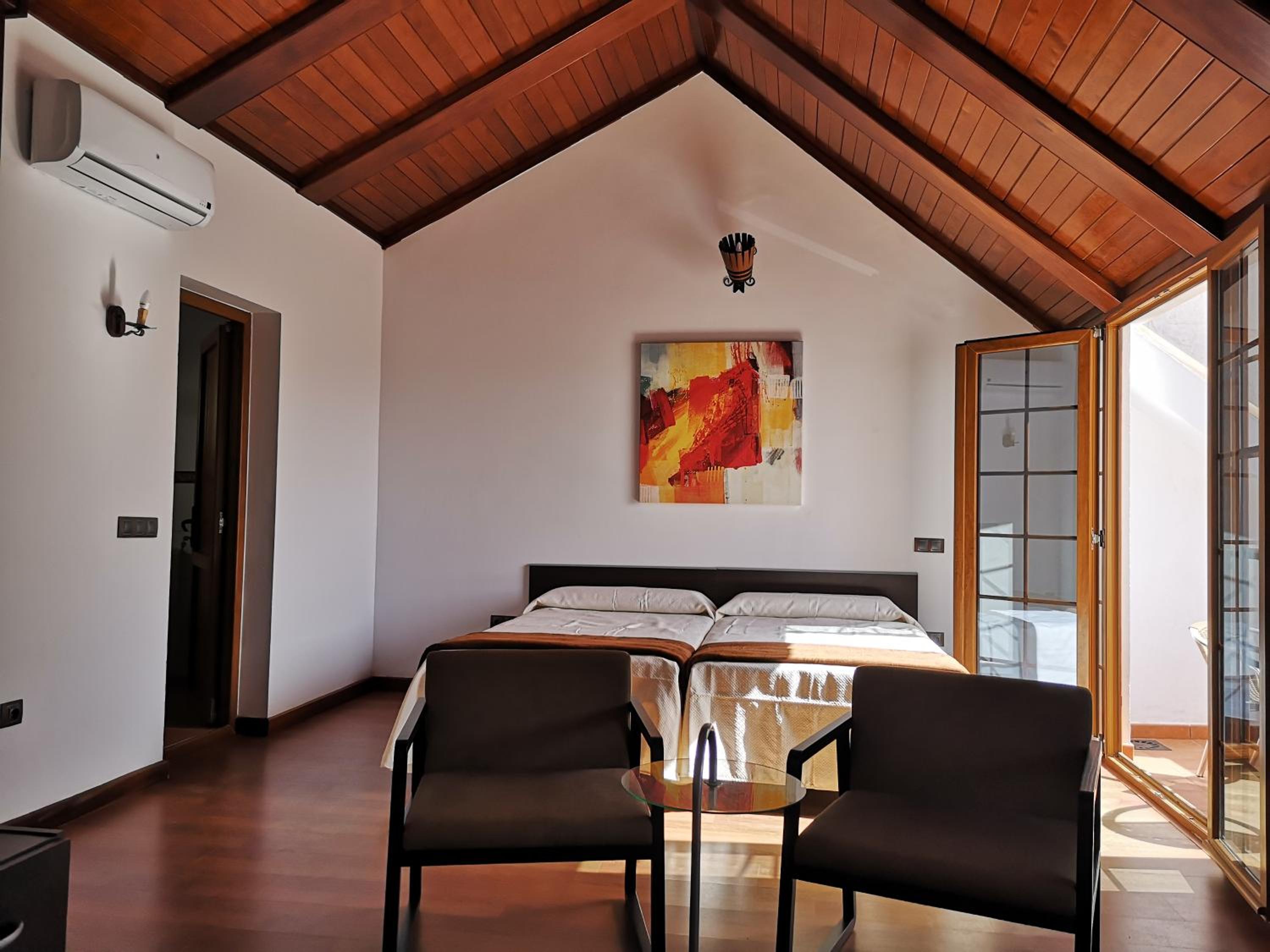 Family Suite with Balcony - Photo 2