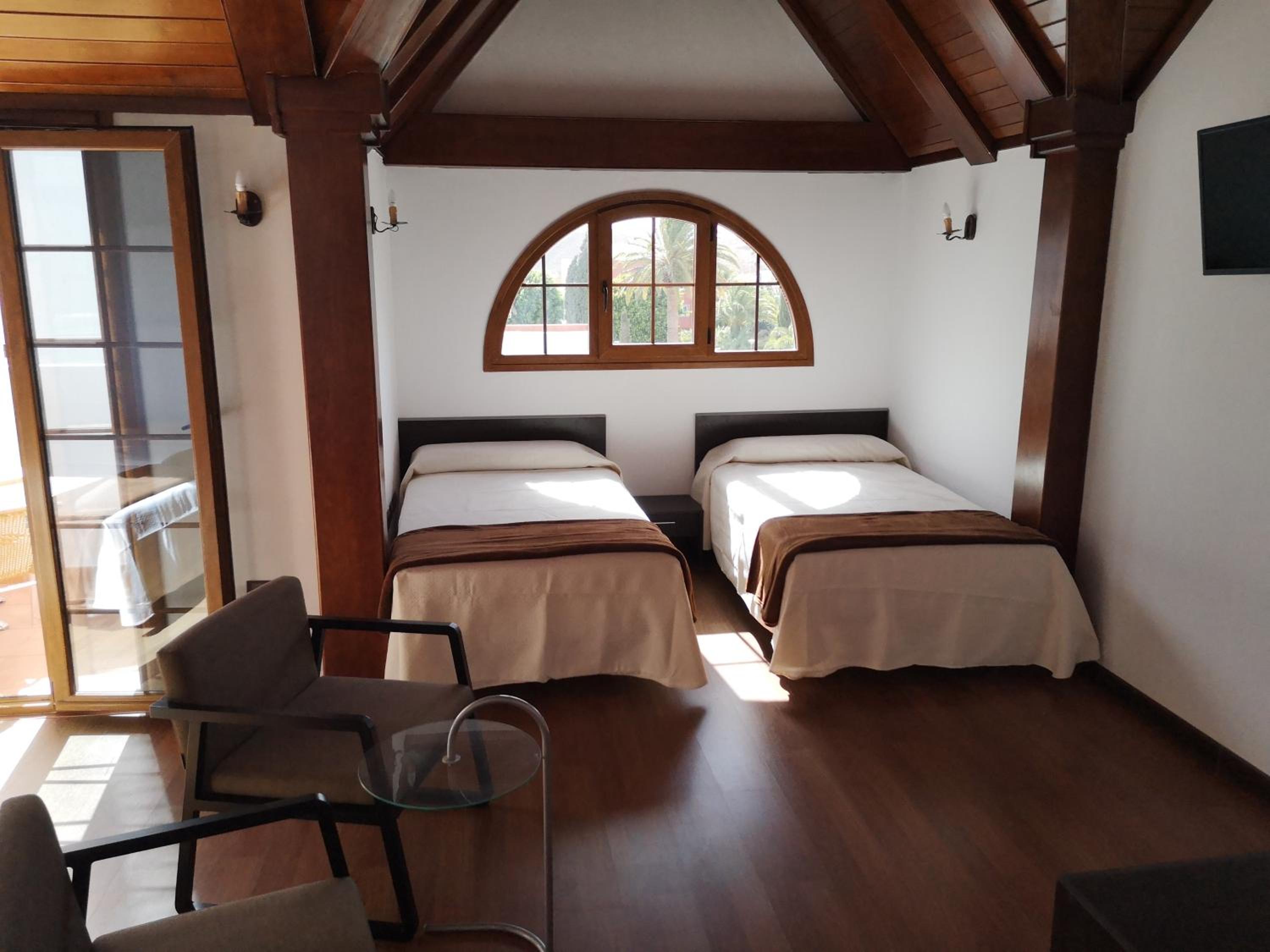 Family Suite with Balcony - Photo 6