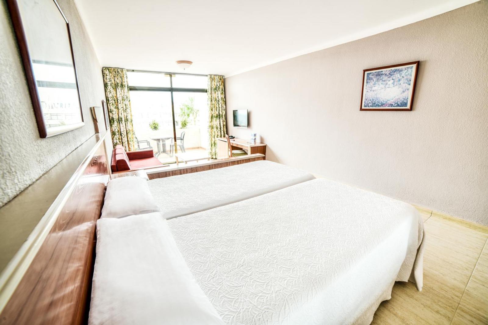 Habitación Doble o Twin con cama supletoria (2 adultos + 2 niños)