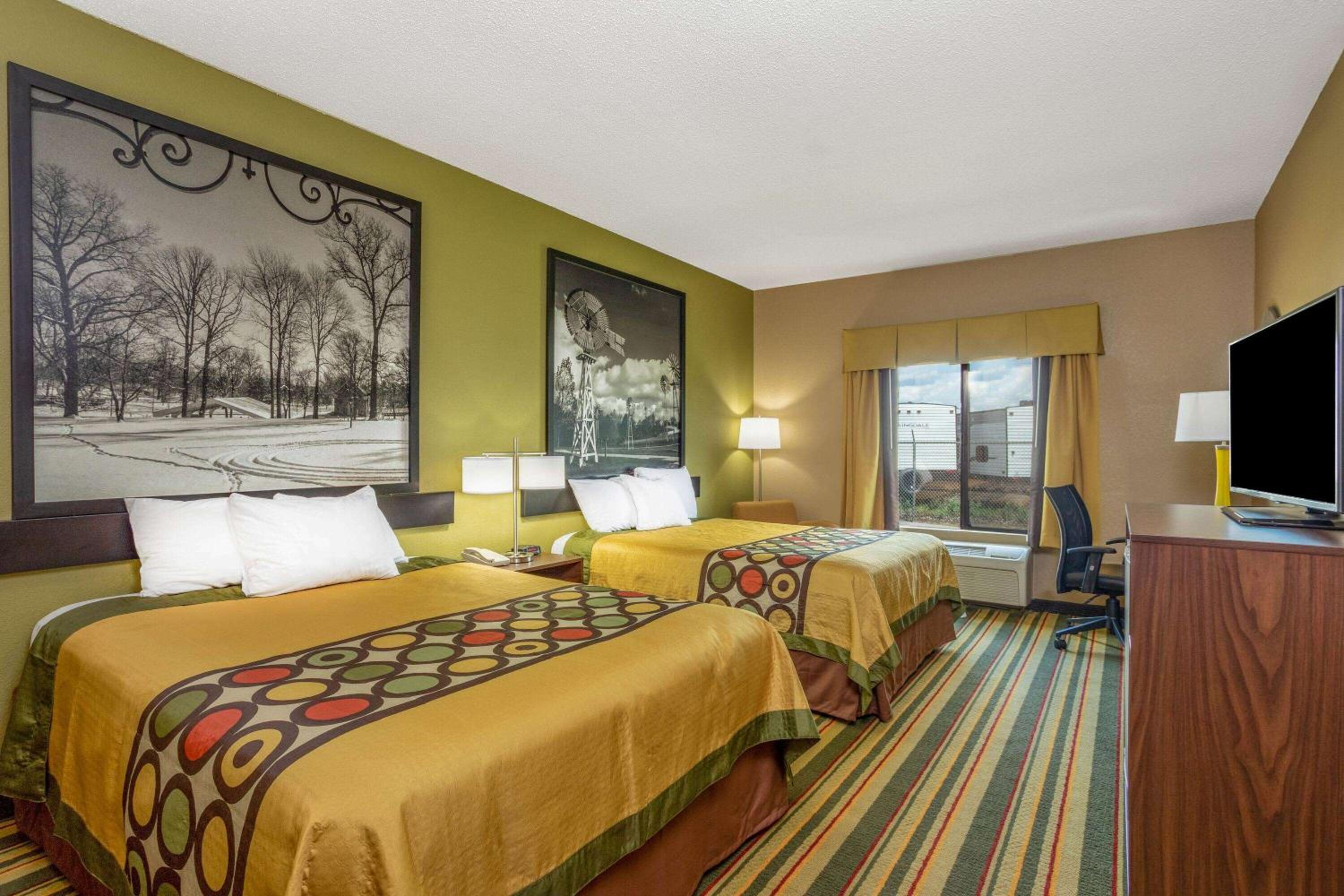 Queen Room with Two Queen Beds - Non-Smoking - Photo 1
