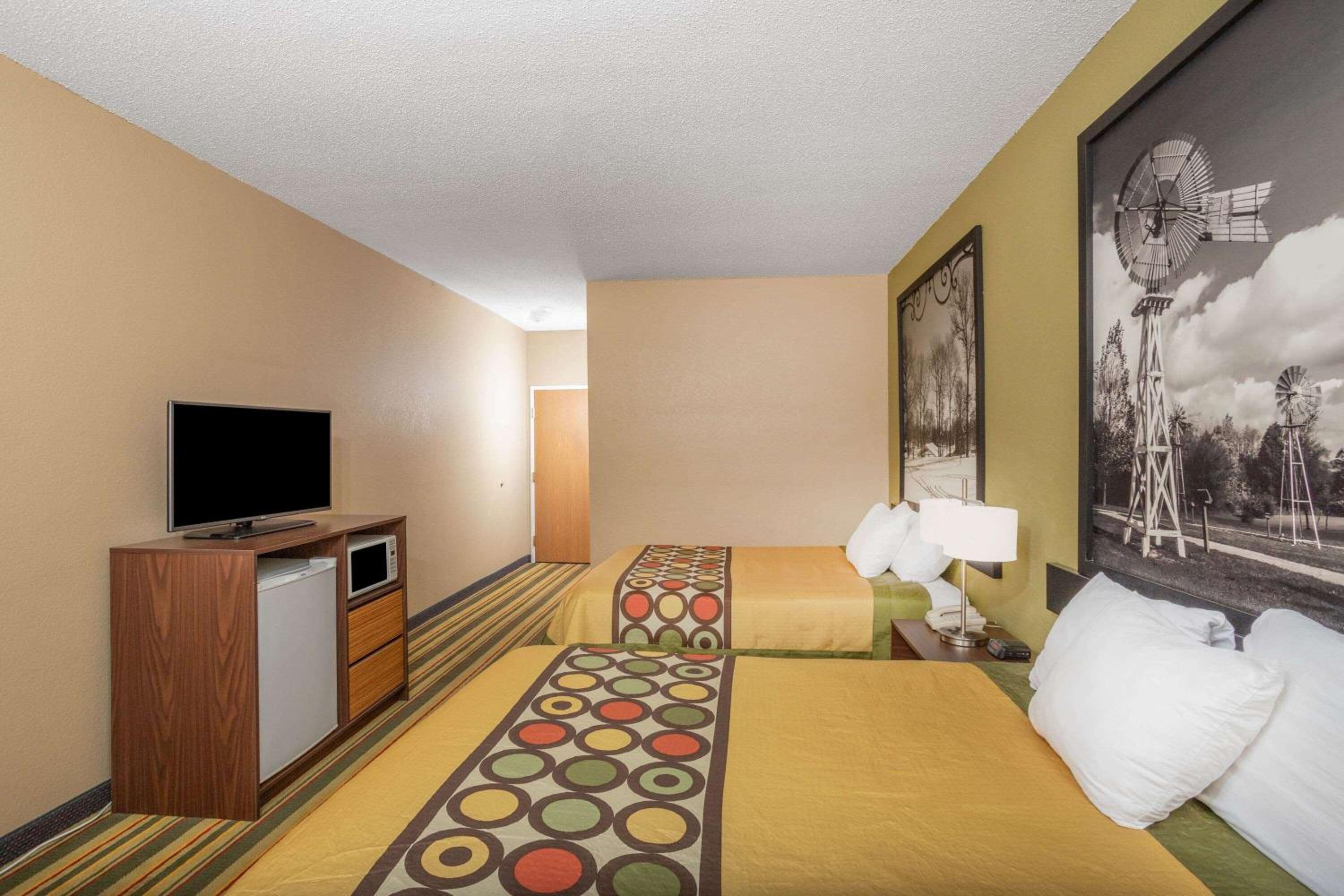 Queen Room with Two Queen Beds - Non-Smoking - Photo 2
