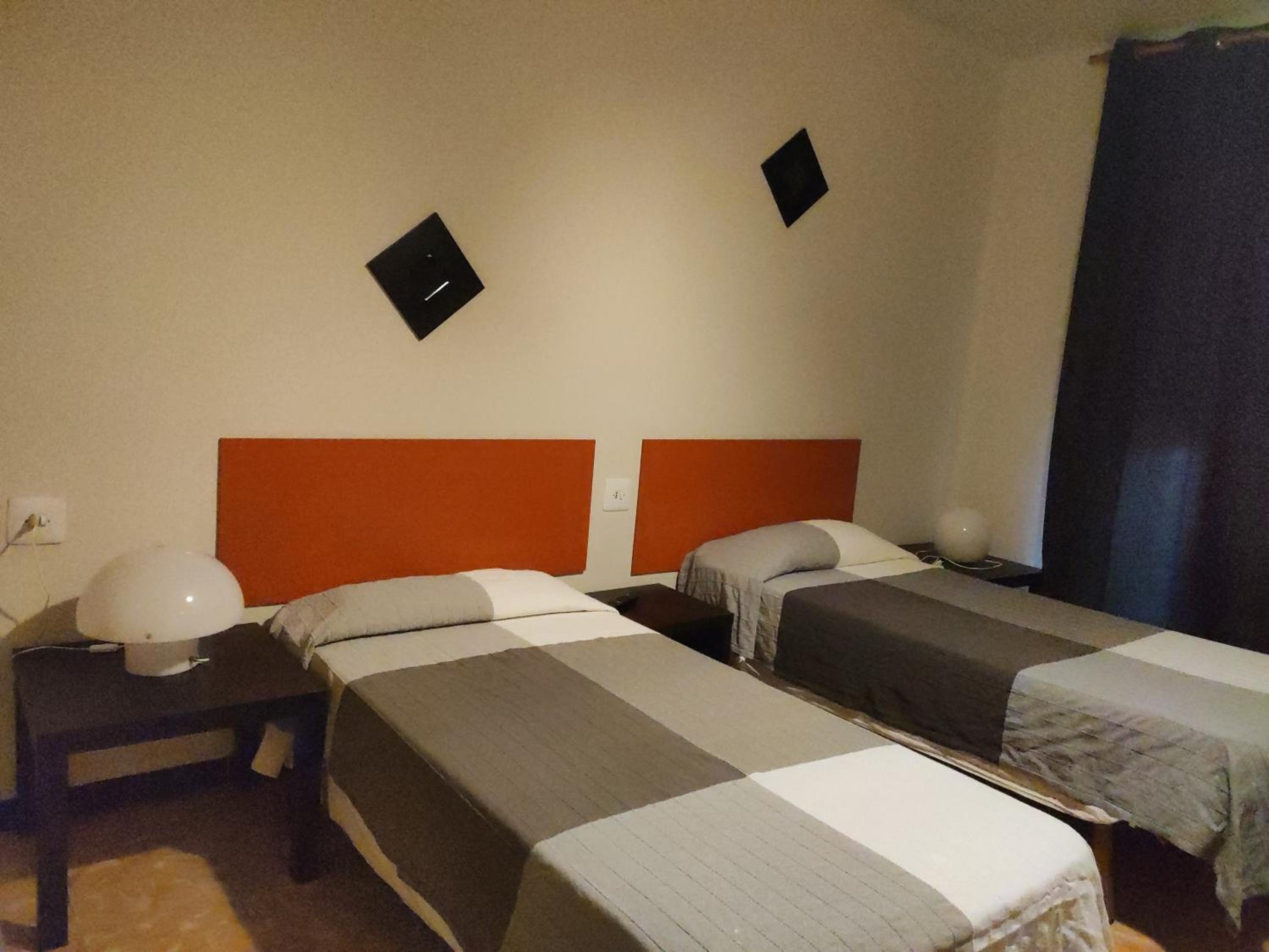Habitación Estándar con Dos Camas y Baño Compartido