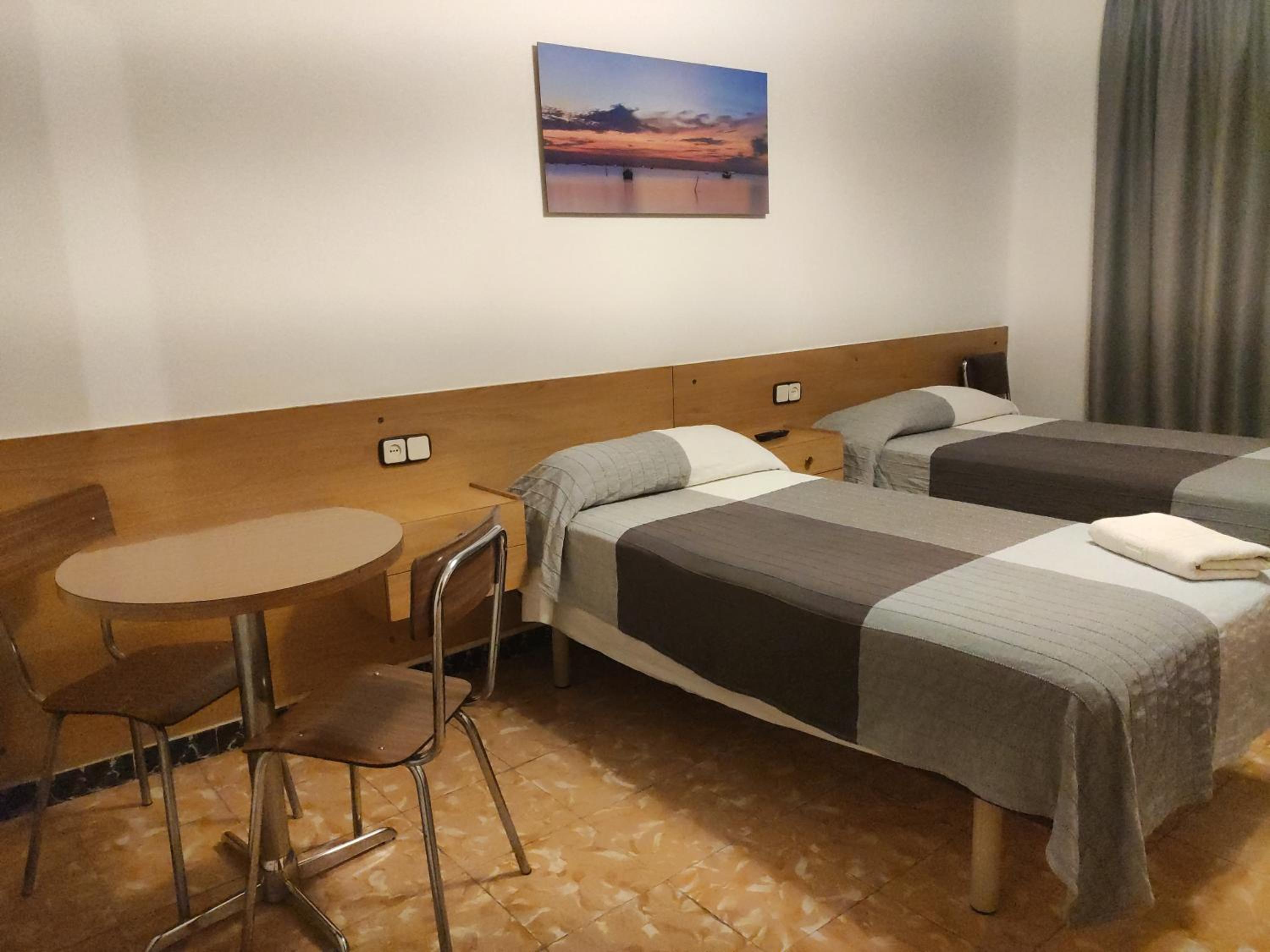 Standard Twin Room with Shared Bathroom photo 3
