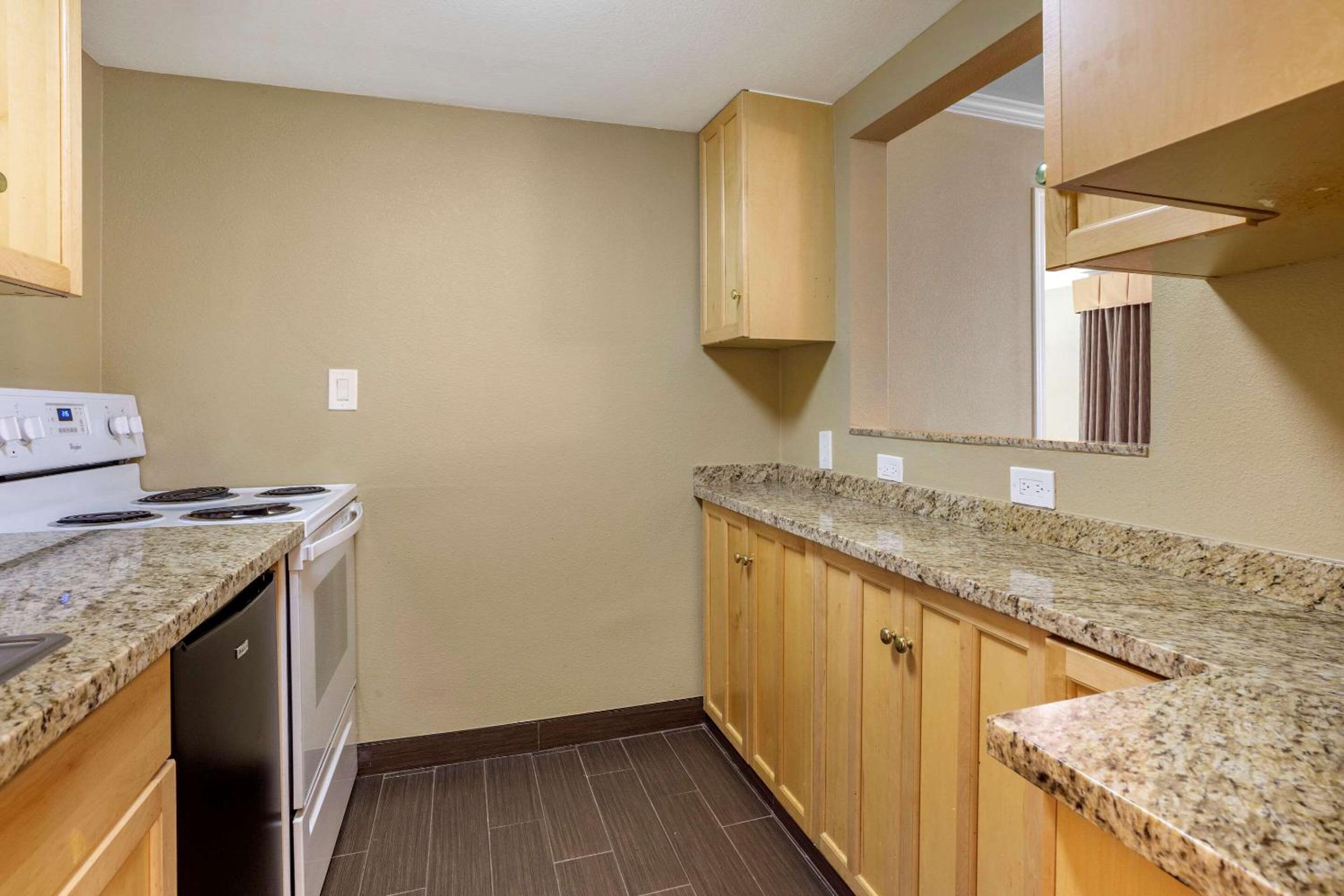 Premier Suite, 1 King Bed, Non Smoking - Photo 2
