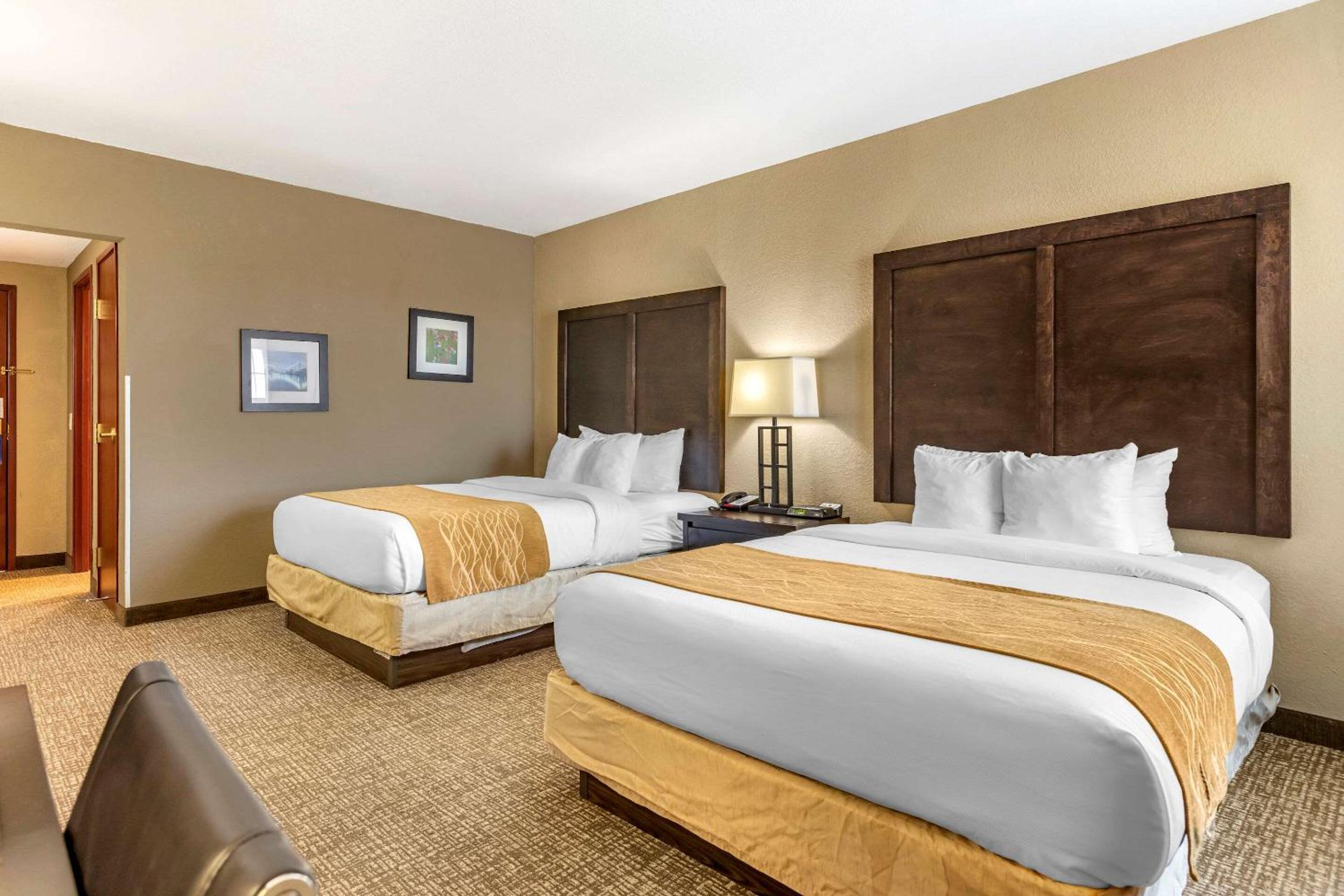 Queen Room with Two Queen Beds - Non-Smoking - Photo 4